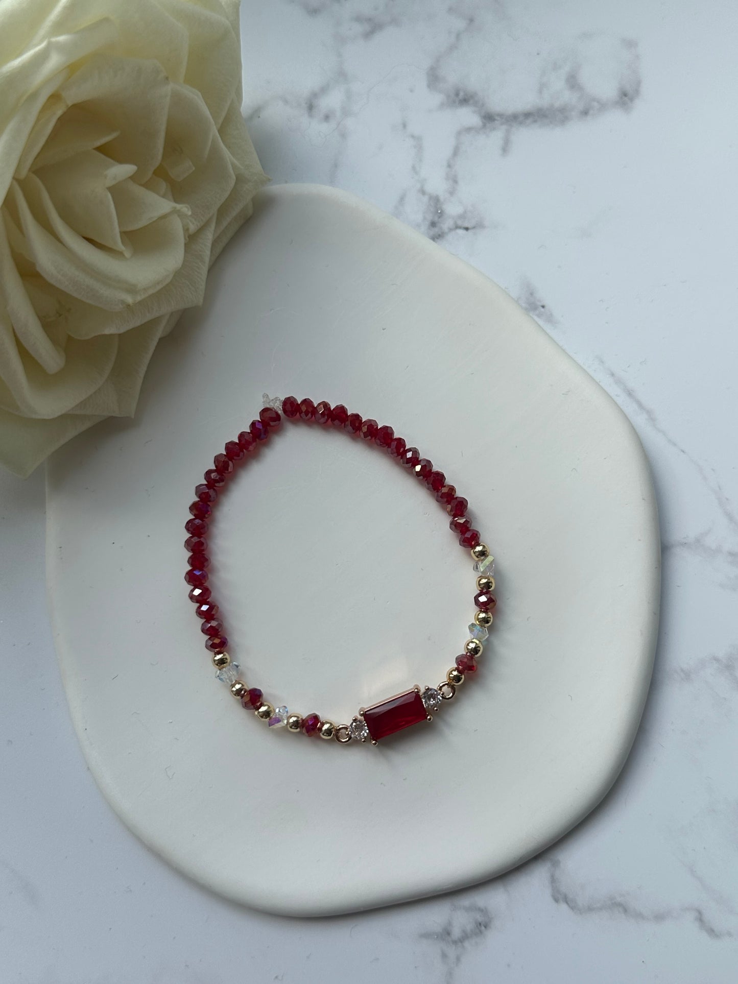 Perlenarmband mit Roten und Durchsichtigen Kristallperlen, Goldenen Perlen + Zirkonia Anhänger - 10900