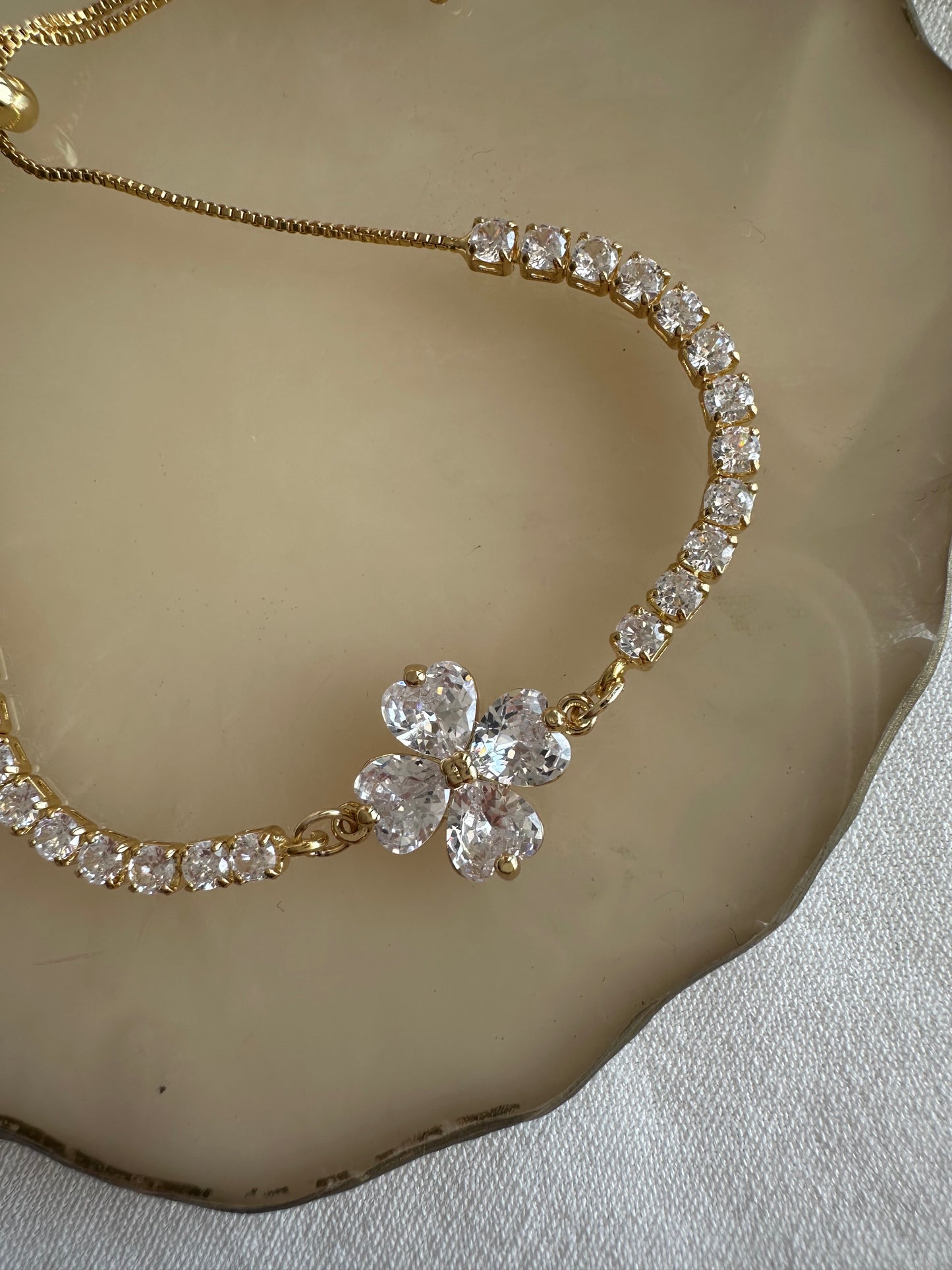 Goldenes Armband mit Goldenem Zirkonia Kleeblatt verstellbar