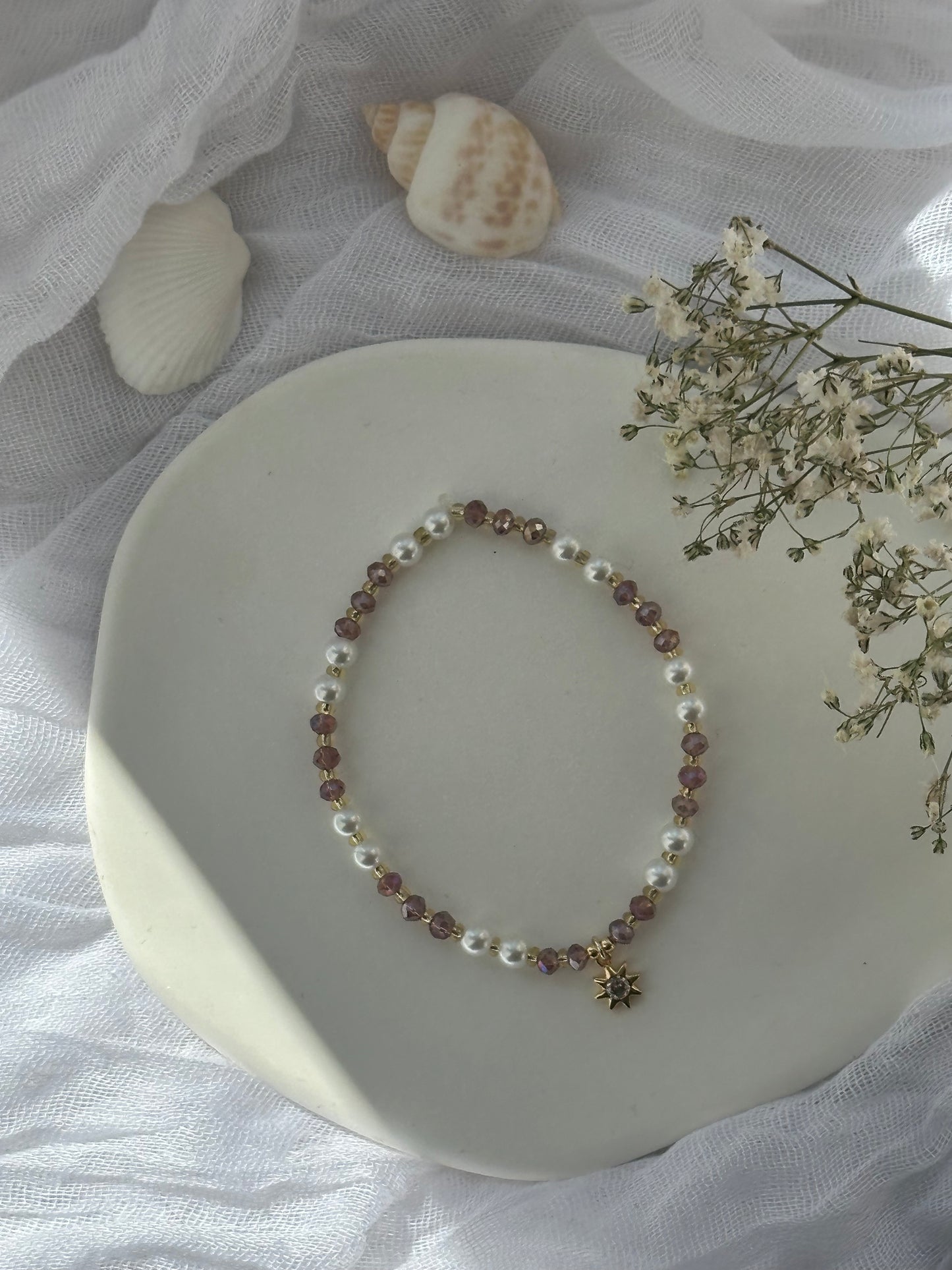 Perlenarmband mit Weißen Perlen, Lila Kristallperlen und goldenen Perlen + Sonnen Anhänger - 10831