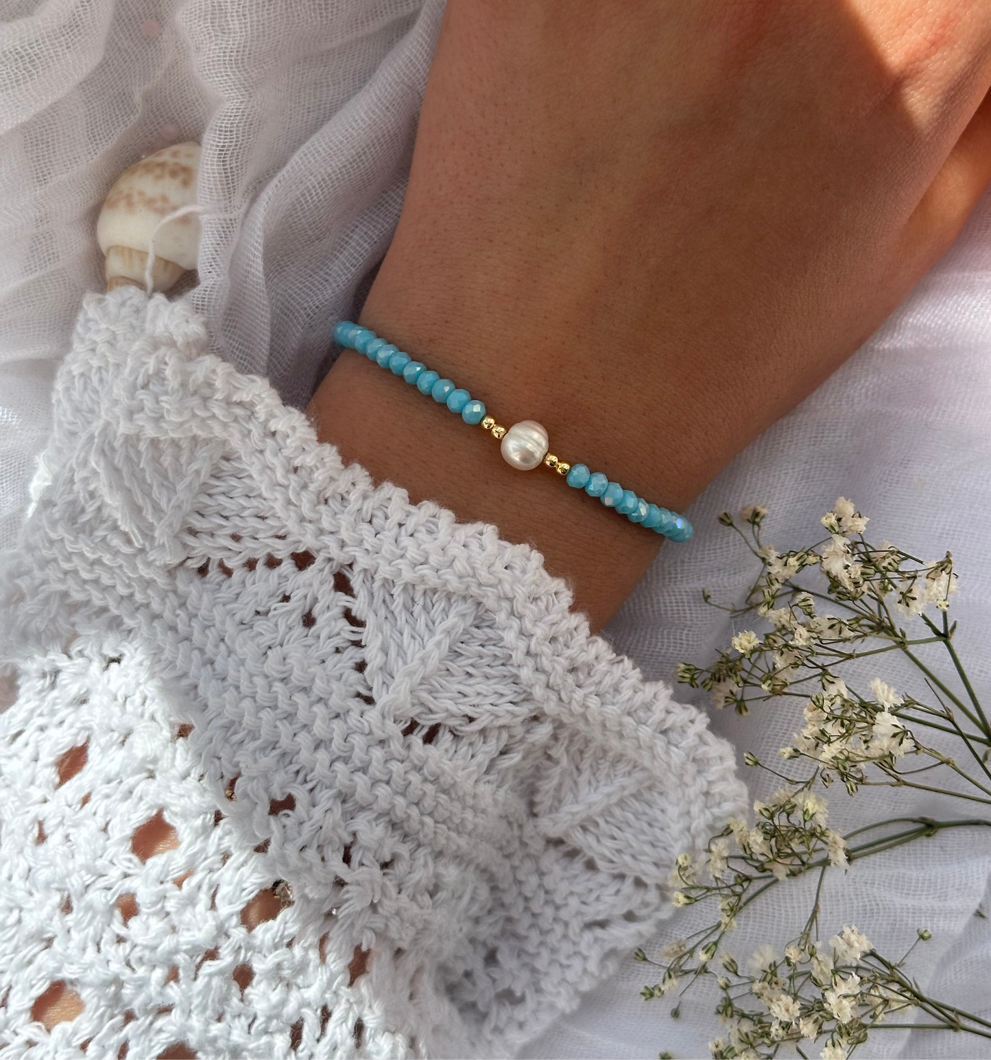 Perlenarmband mit Blauen Kristallperlen und goldenen Perlen + Süßwasserperle - 10829