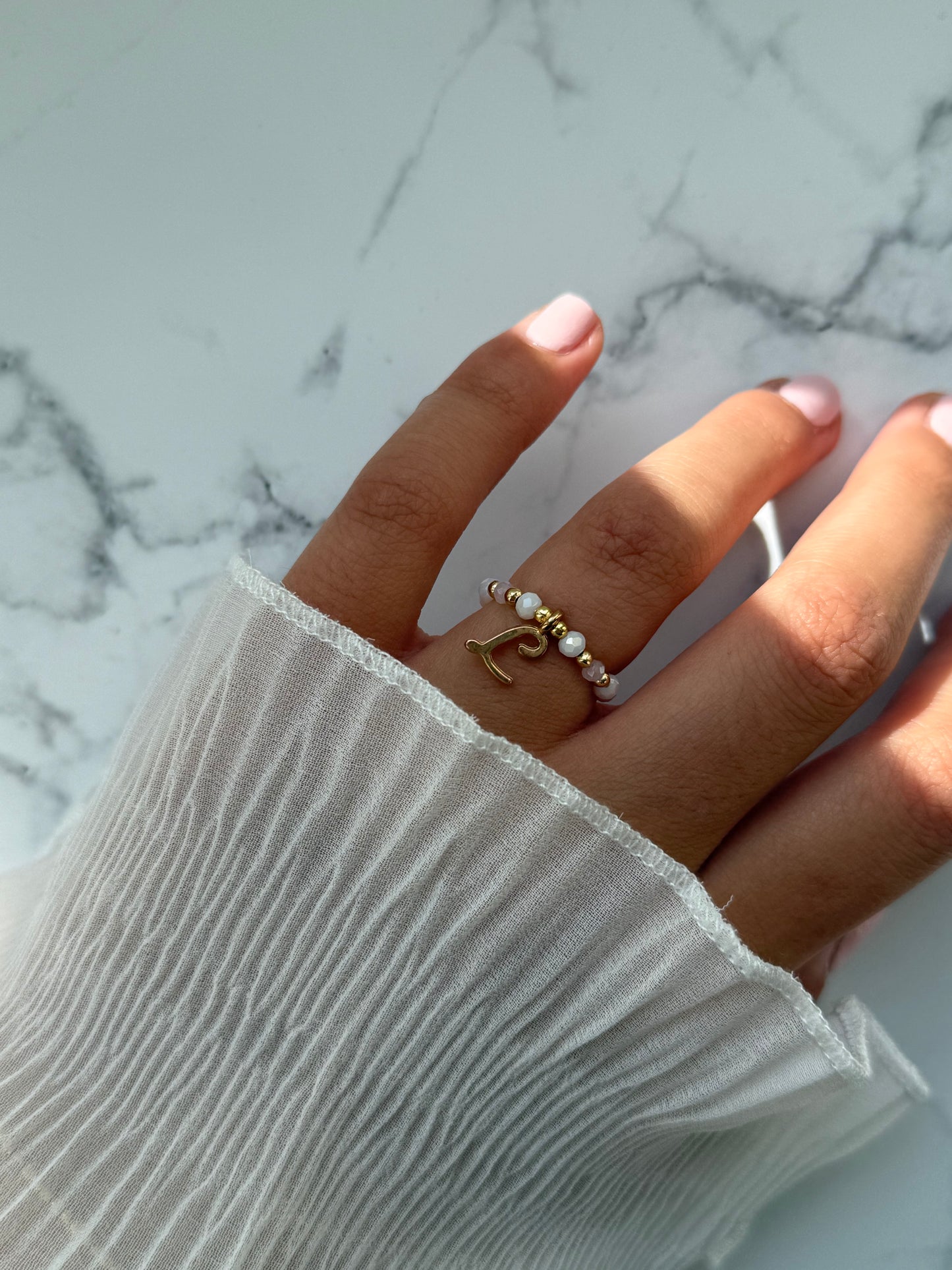 Perlenring personalisiert mit Weißen und Rosa Kristallperlen + Goldenen Details - 10955