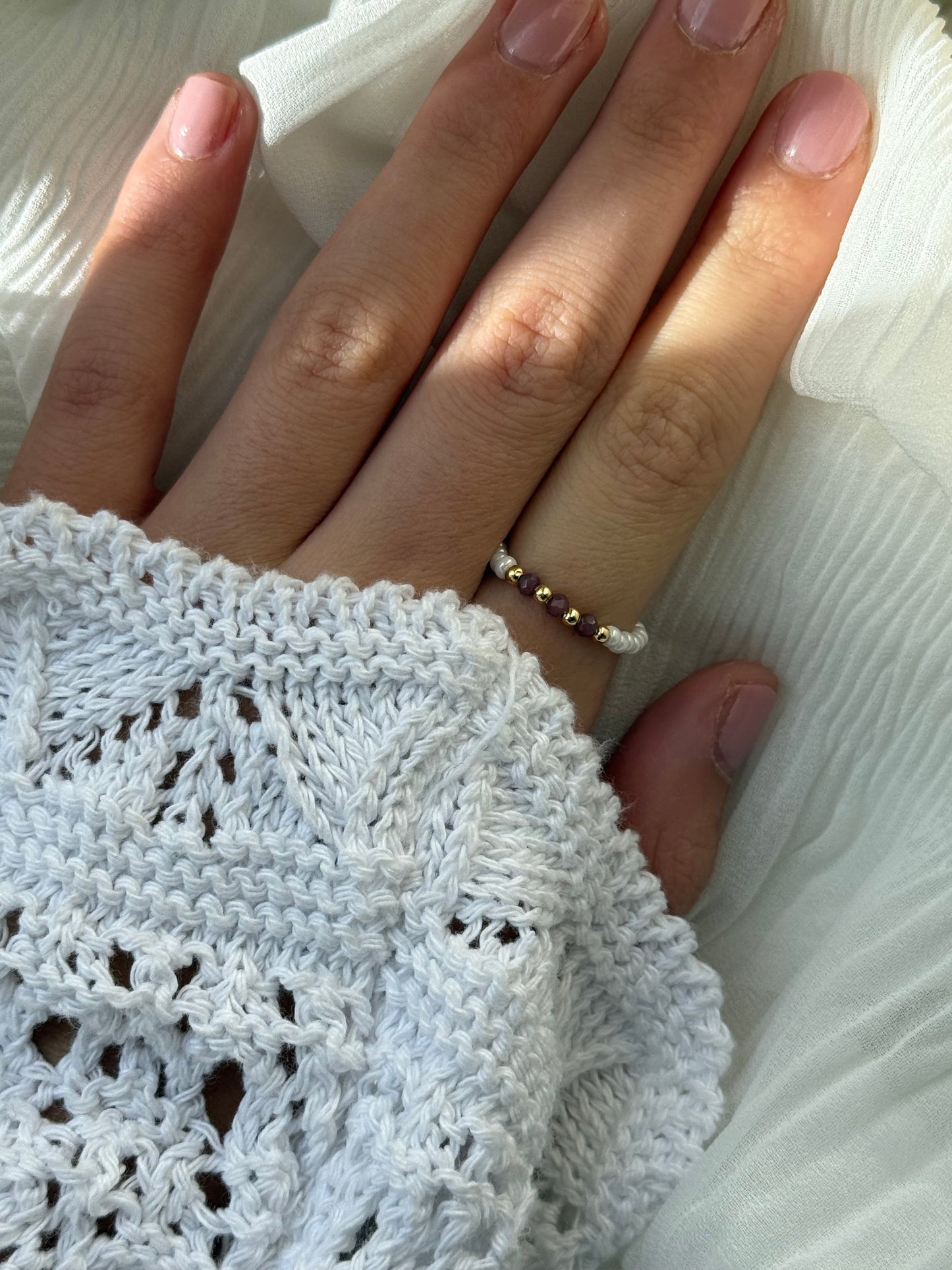 Perlenring mit Weißen Perlen und Braunen Glitzerperlen, Goldenen Details - 111200