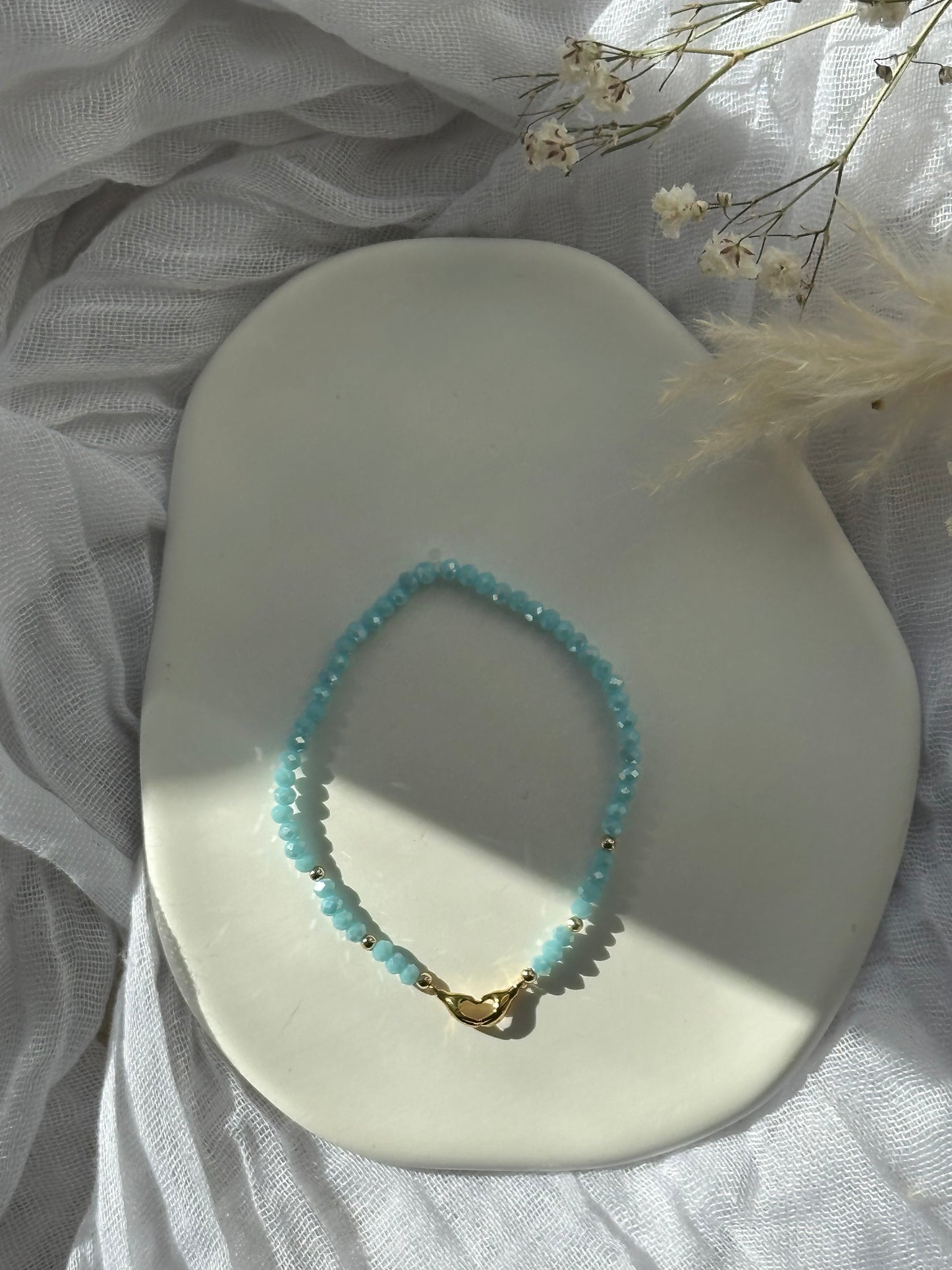 Perlenarmband mit Blauen Kristallperlen + Hand Herz Anhänger - 10681