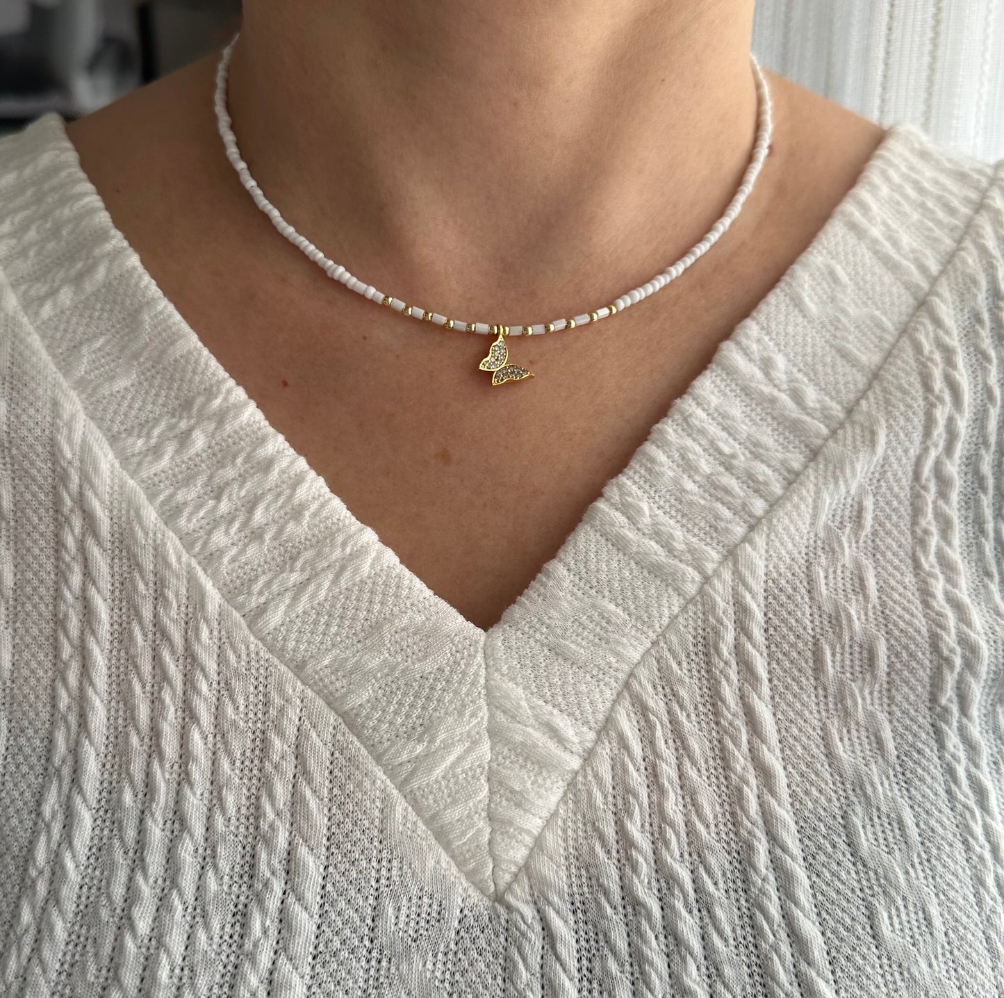 Perlenkette chocker weiß mit goldenen Schmetterling Anhänger - 10183