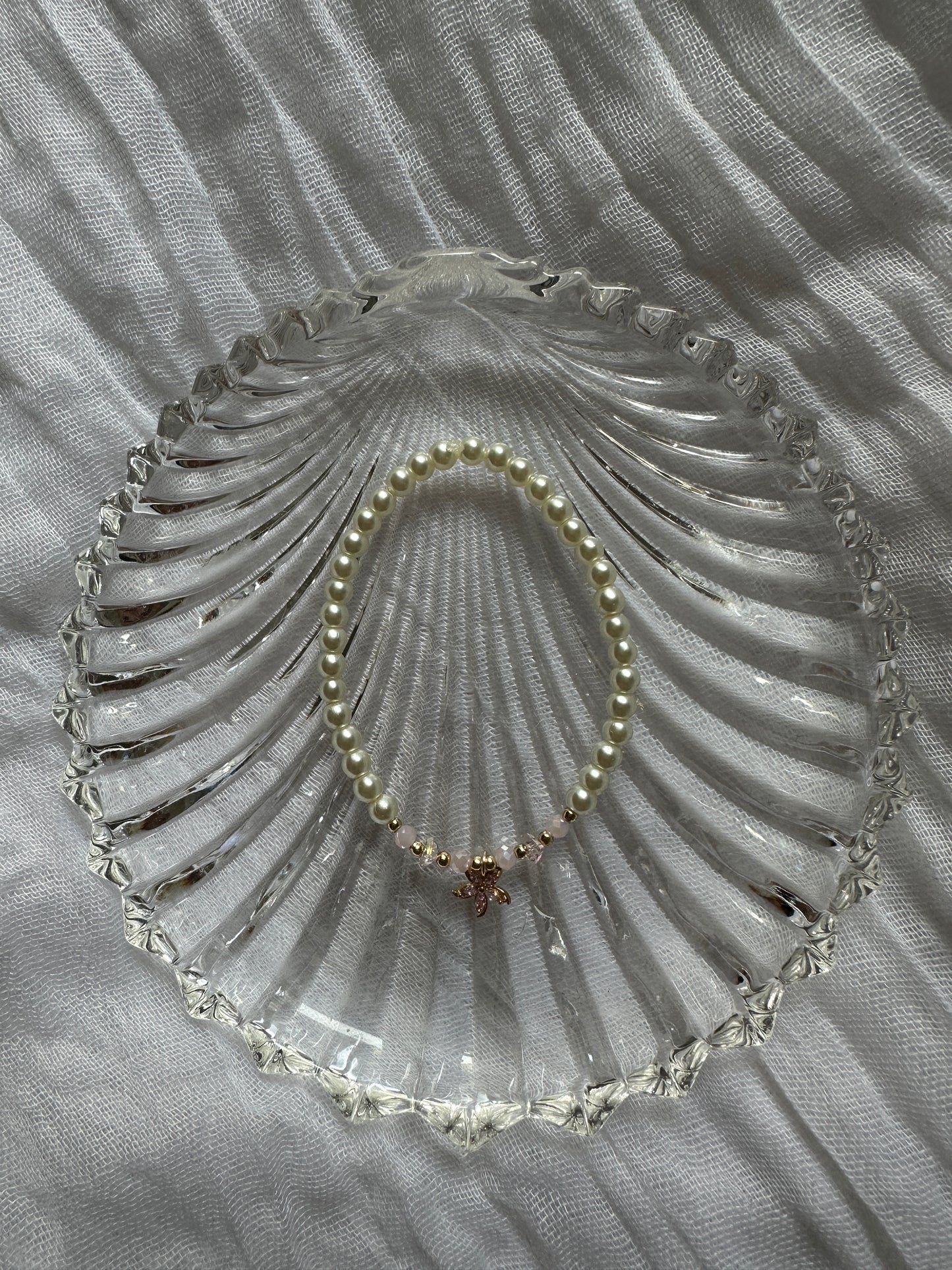 Perlenarmband mit Weißen Perlen und Rosa Kristallperlen und Blumen Anhänger - 10446