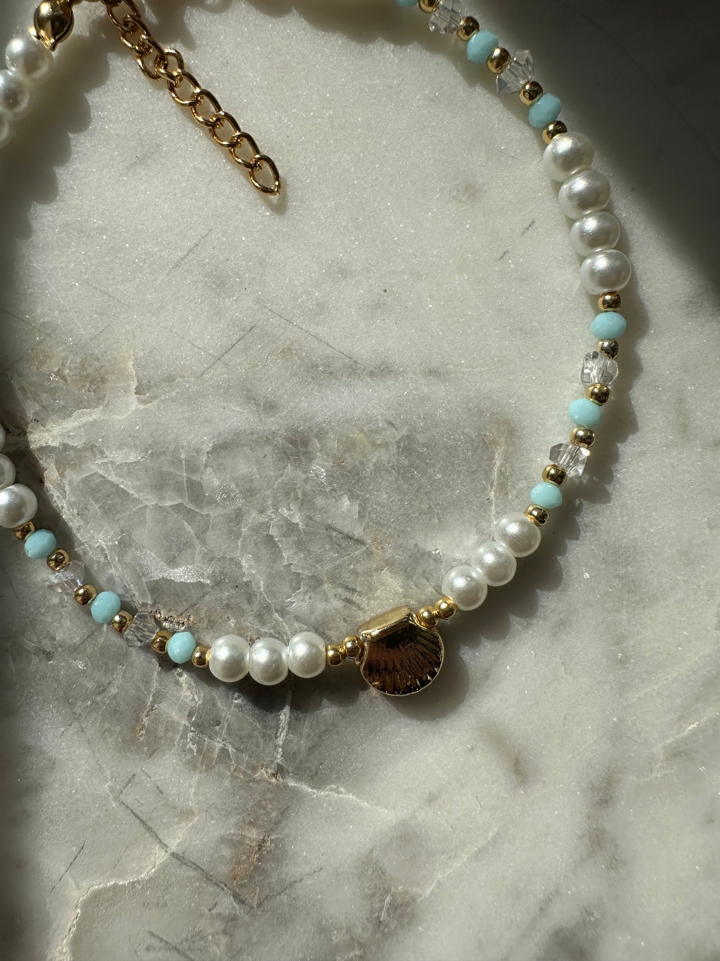 Fußkette mit Blauen und Weißen Perlen und goldenen Muschel Anhänger - 10094