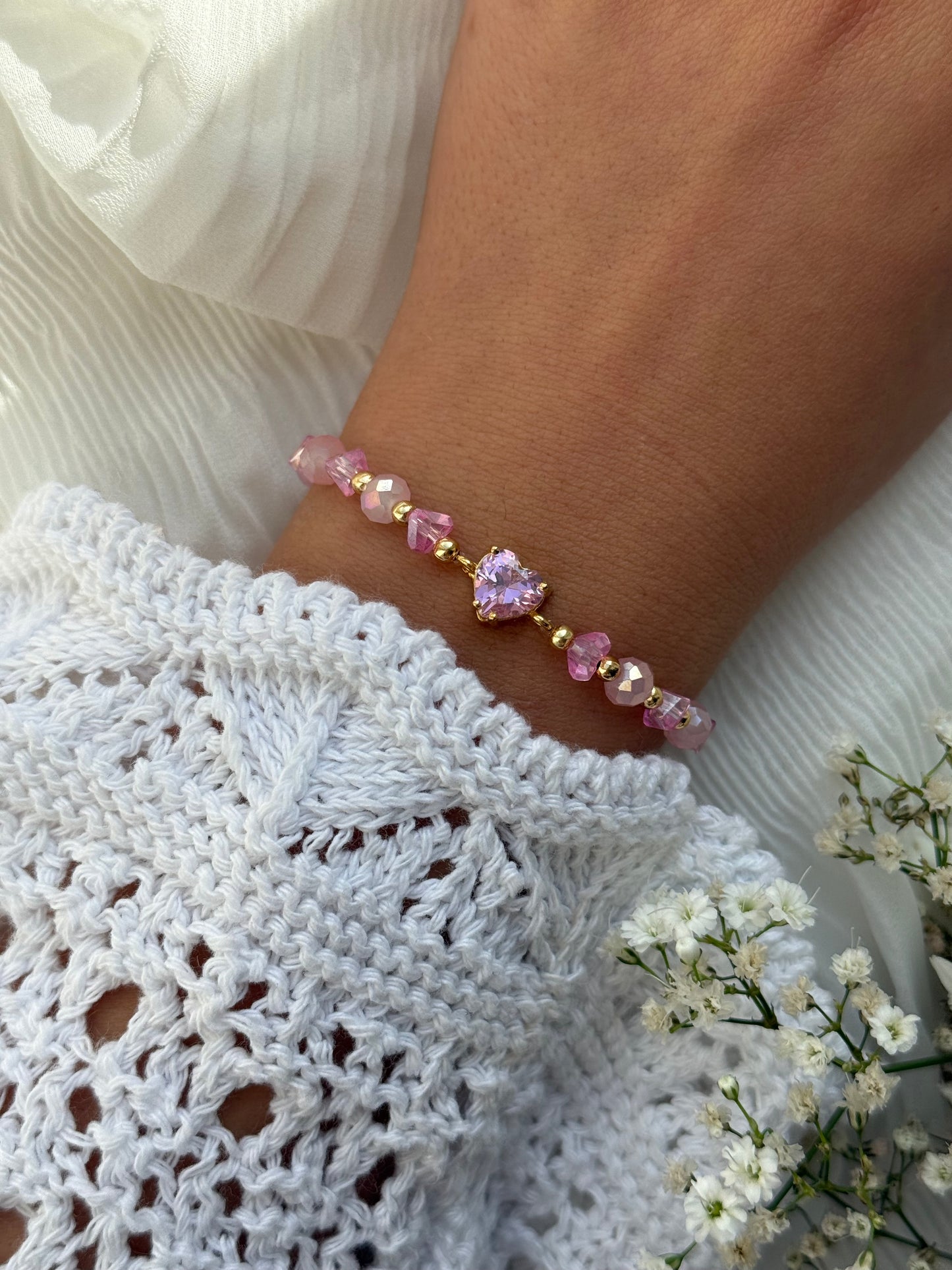 Perlenarmband mit Rosa Kristallperlen, Goldenen Perlen + Zirkonia Herz Anhänger - 10963