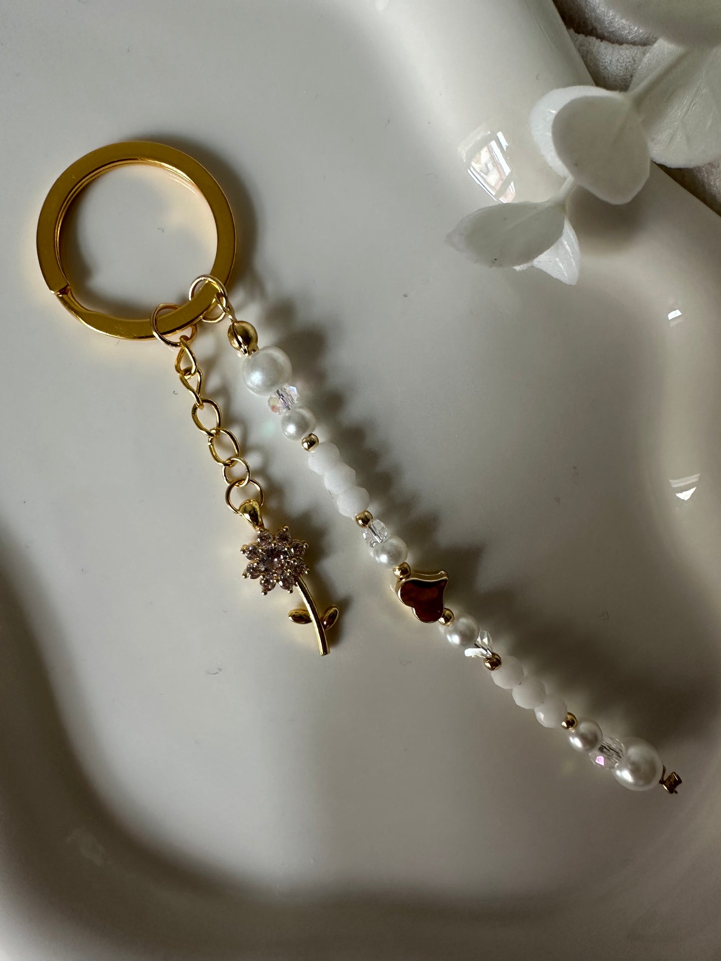 Schlüsselanhänger mit Weißen und Goldenen Perlen und Blumen Anhänger - 10050