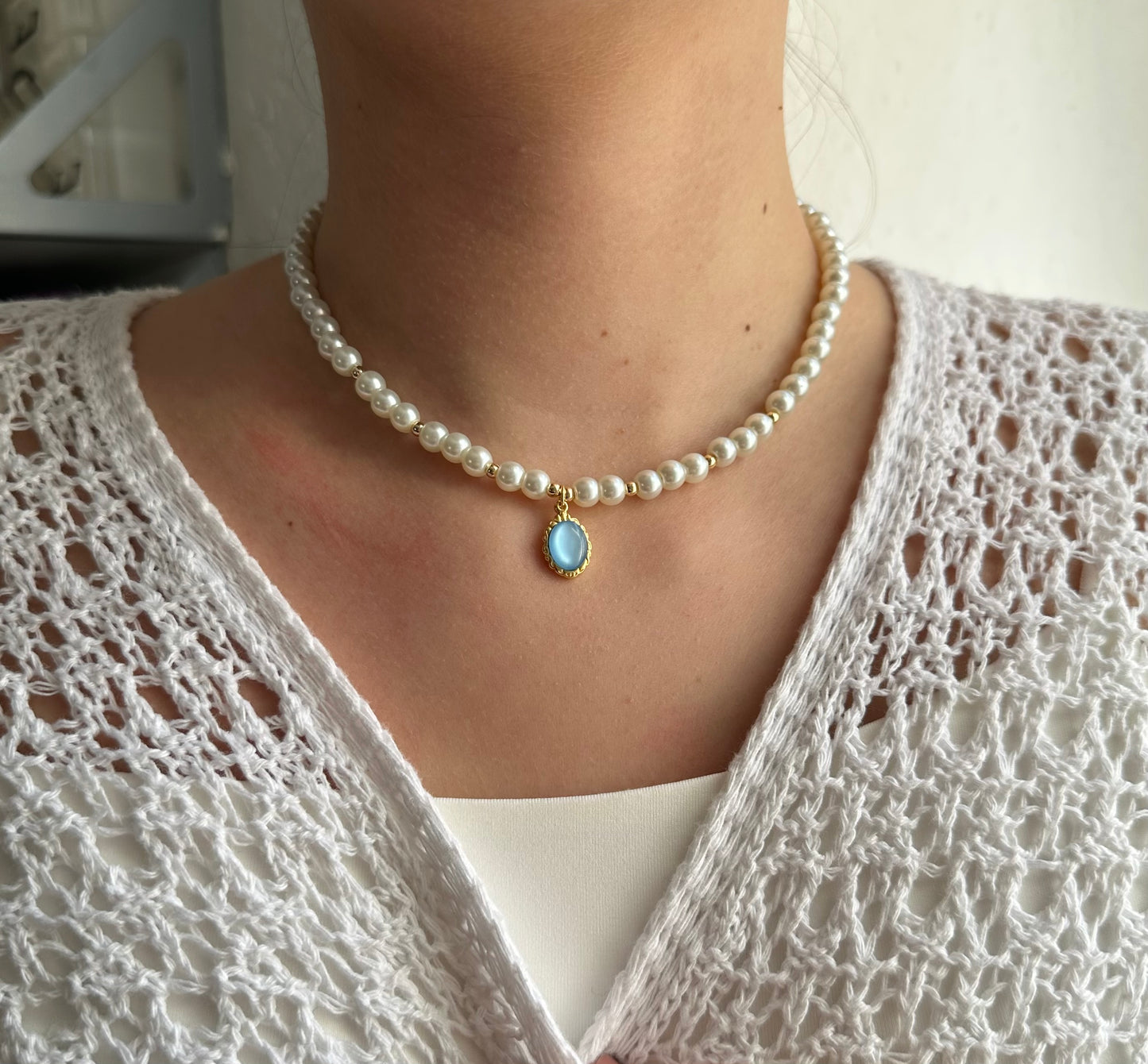 Perlenkette mit Weißen Glasperlen und einem Blauen Stein - 10661
