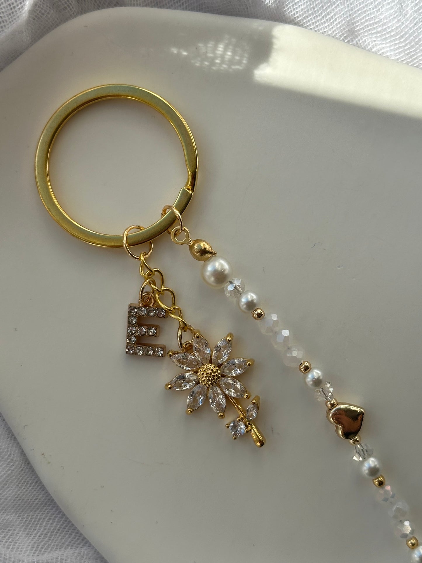 Personalisierter Schlüsselanhänger mit Weißen und Goldenen Perlen und Herz und Papatya Anhänger - 10060