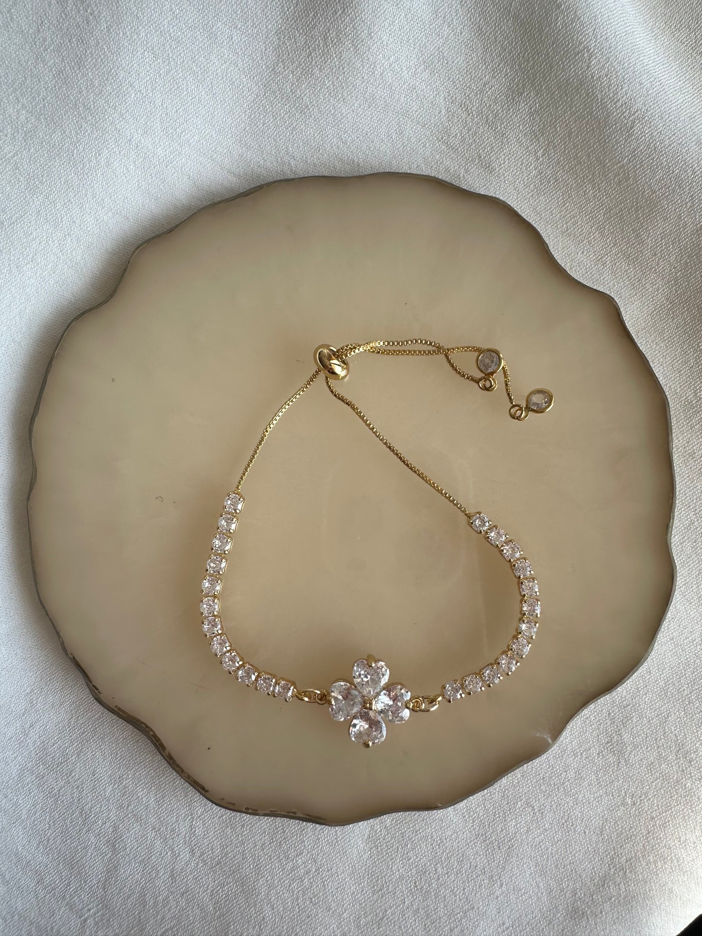Goldenes Armband mit Goldenem Zirkonia Kleeblatt verstellbar