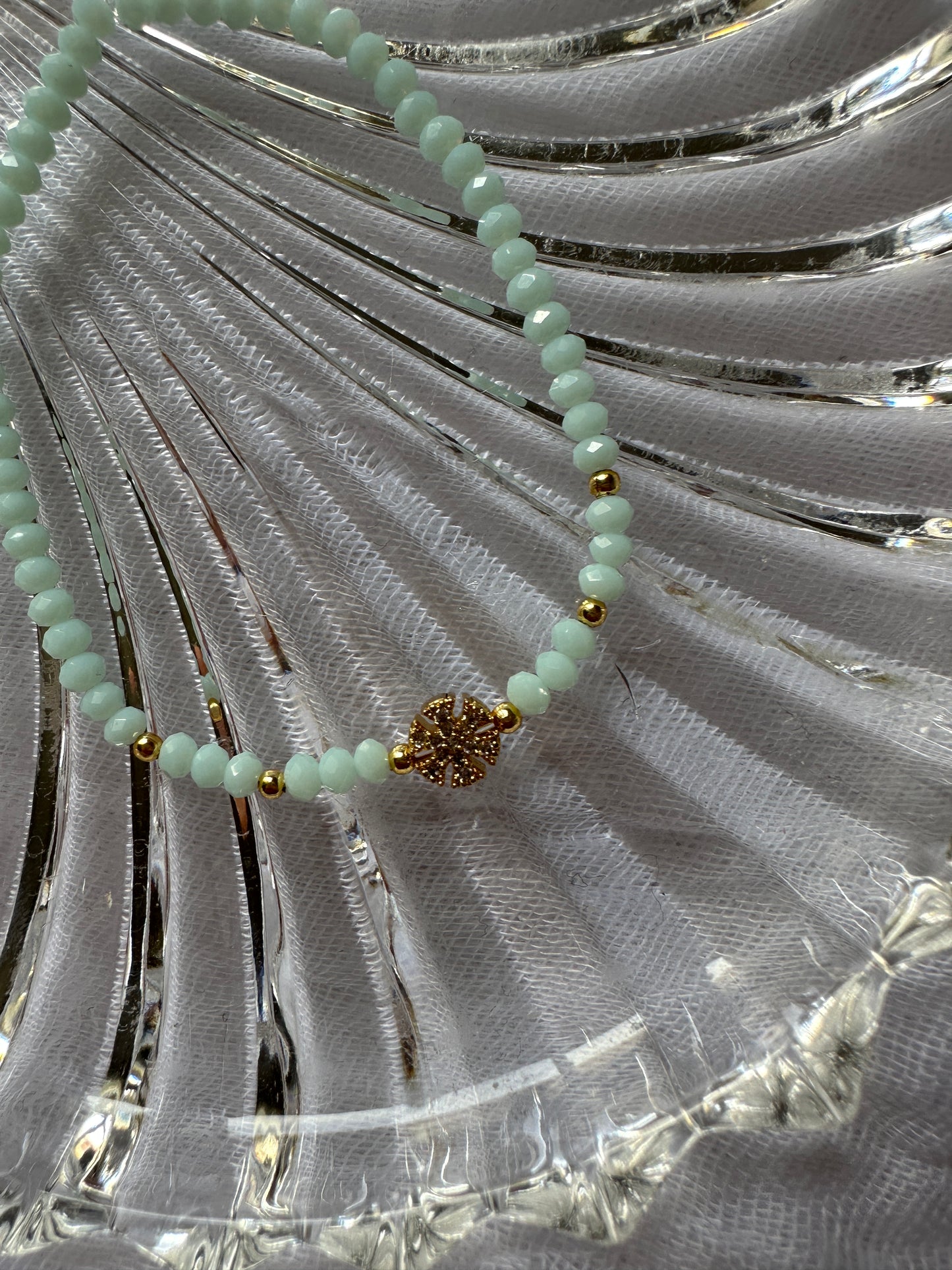 Perlenarmband Türkis mit Schneeflocken Anhänger - 10331