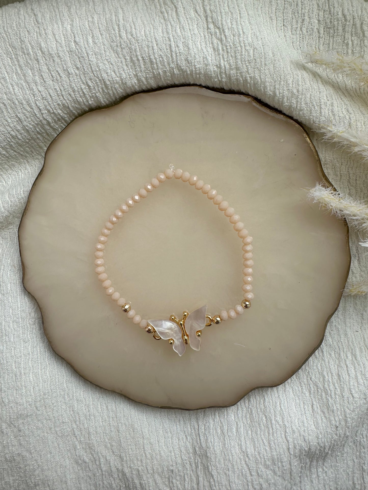 Perlenarmband mit Beigen Kristallperlen und Schmetterling Anhänger - 10395