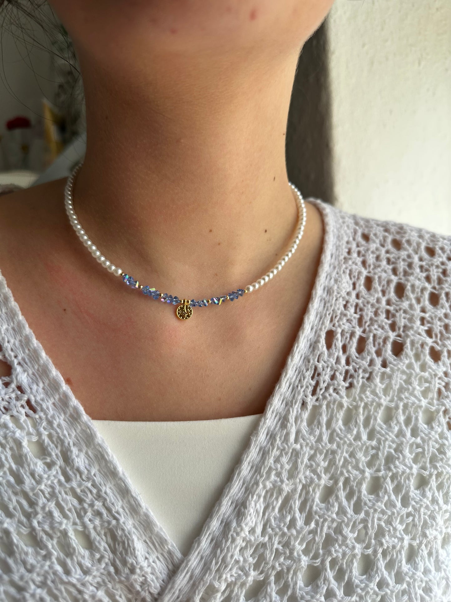 Perlenkette mit Weißen Perlen und Blauen Kristallperlen und einem goldenen Taler Anhänger - 10663