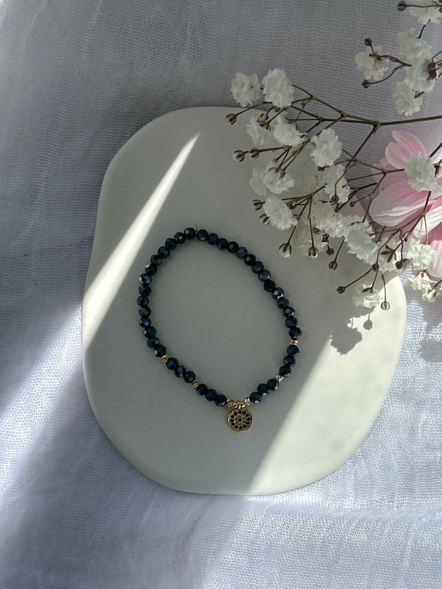 Perlenarmband mit Dunkelblauen Kristallperlen und goldenen Details + Zirkonia Nazar Anhänger - 10743