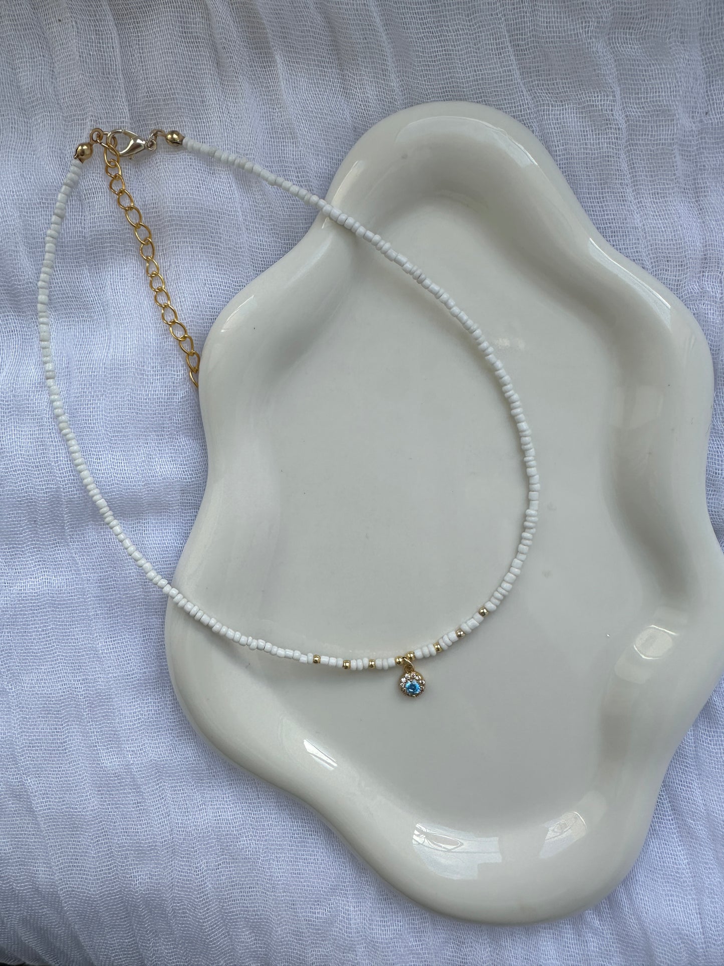 Perlenkette mit Weißen Perlen + Blauer Stein Anhänger - 10141
