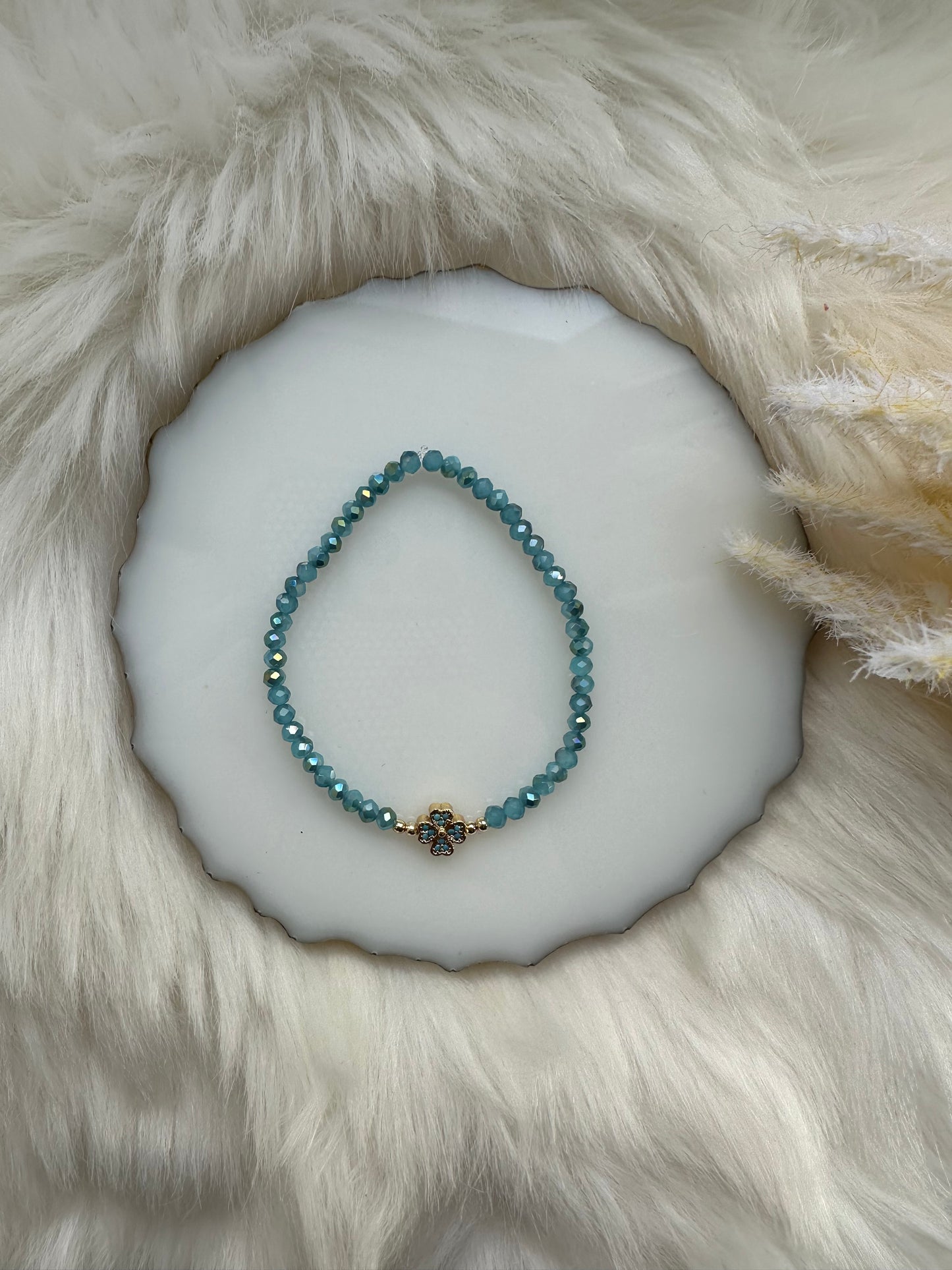 Perlenarmband Hellblau mit Kleeblatt Anhänger - 10234