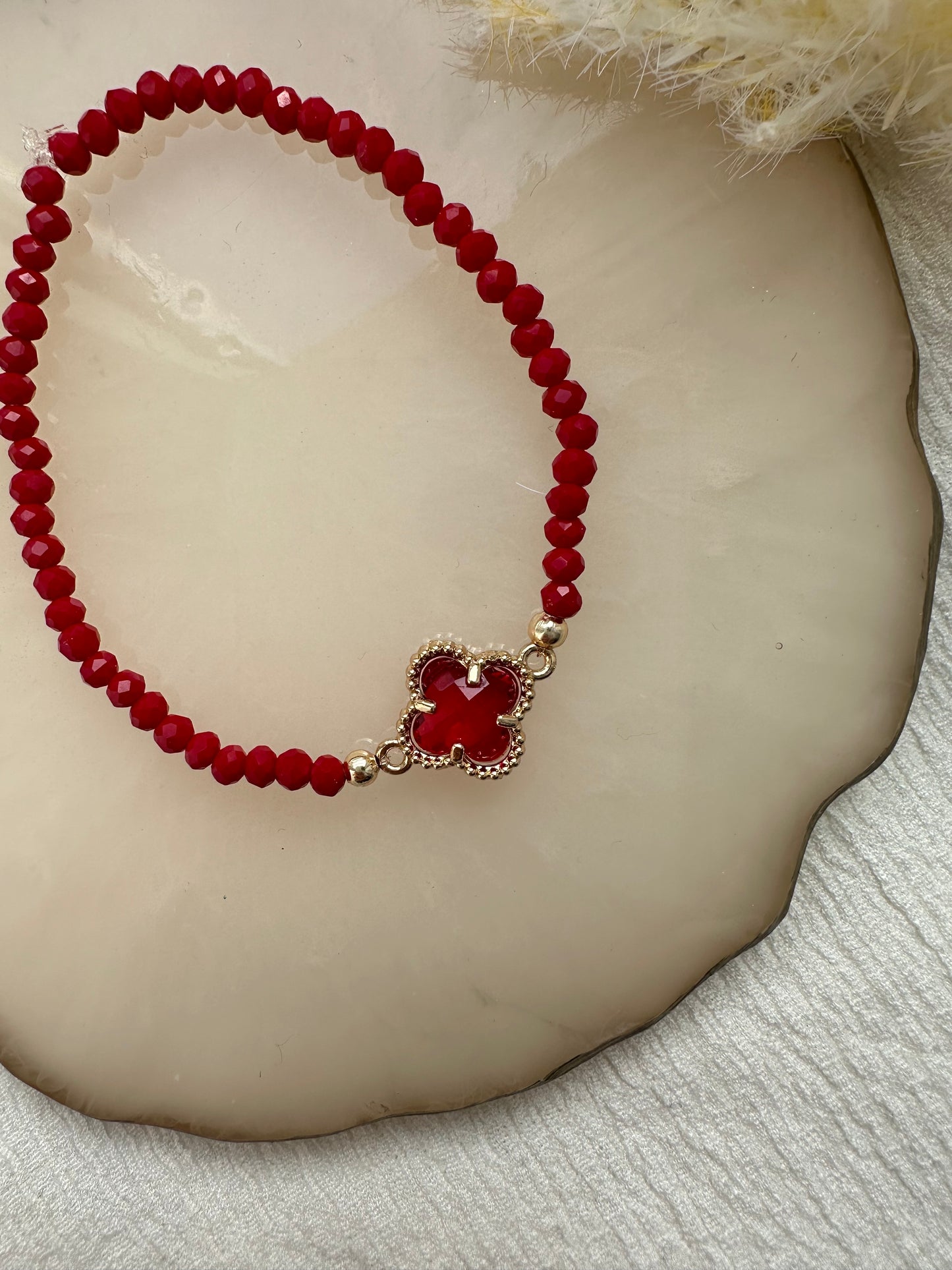 Perlenarmband mit Roten Kristallperlen und Kleeblatt Anhänger - 10310