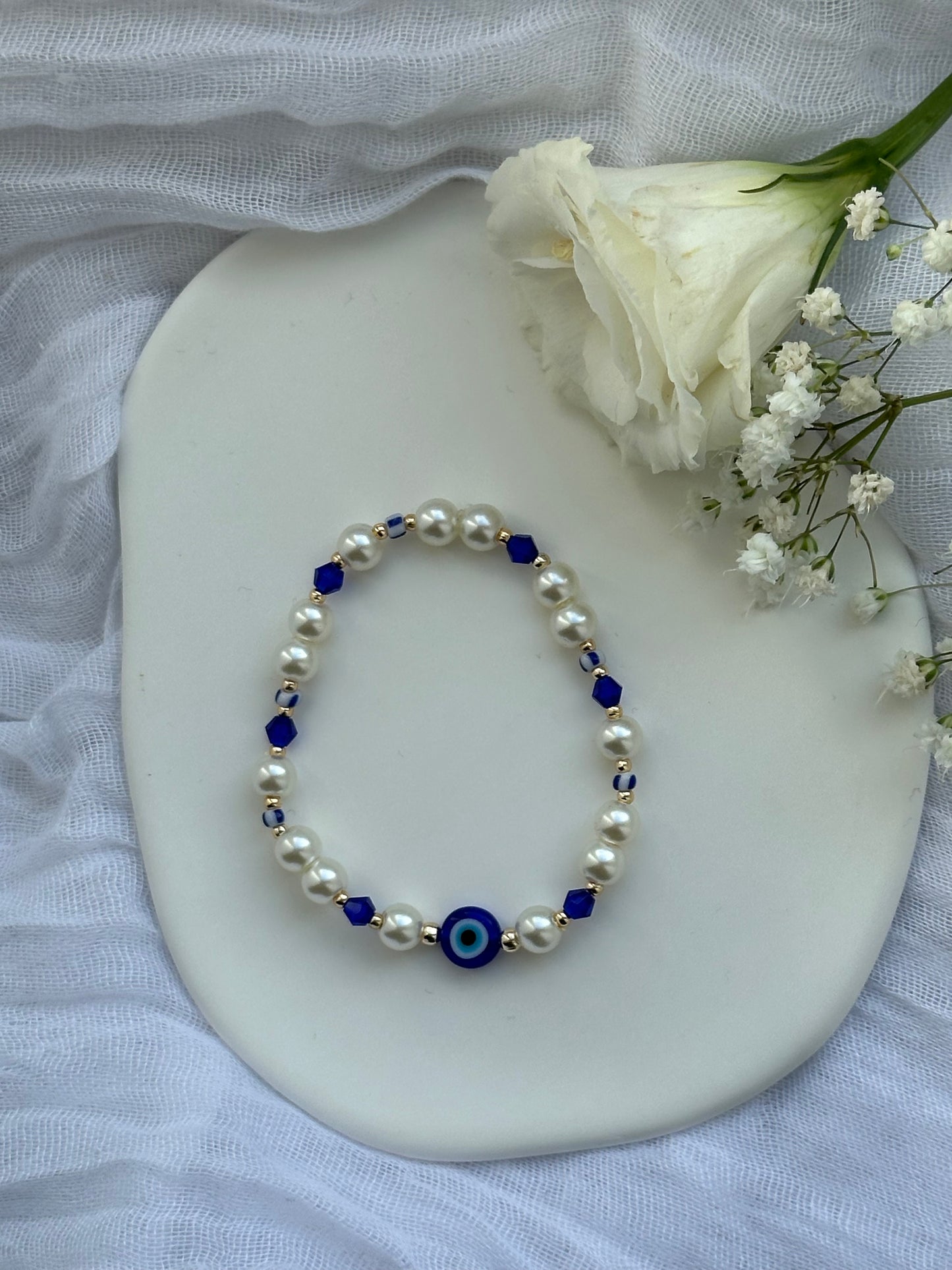 Perlenarmband mit Weißen Perlen und Blauen Kristallperlen + Nazar - 10580