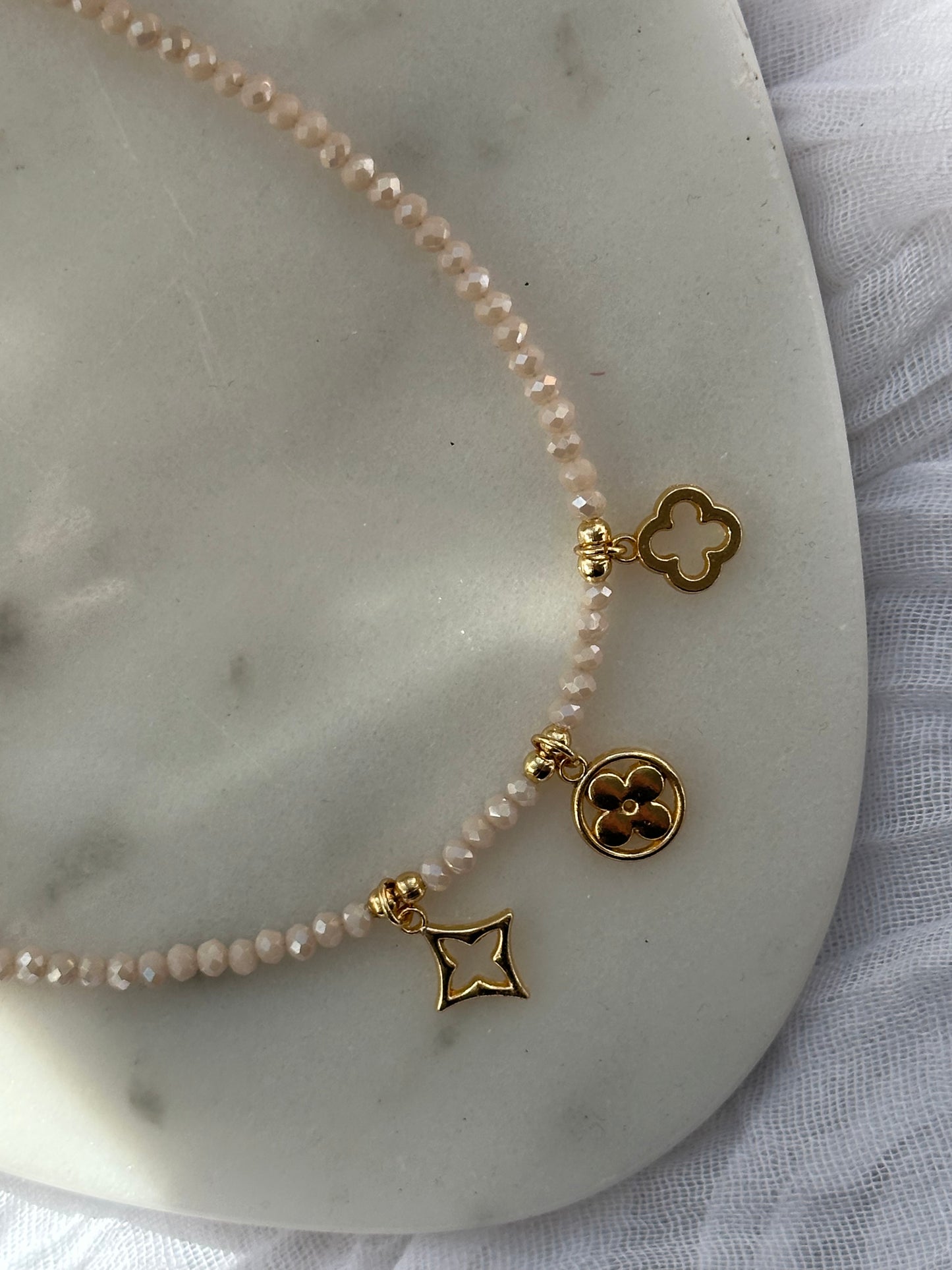 Charms Perlenkette Clover mit Beigen Kristallperlen und Goldenen Perlen + Kleeblatt Anhänger - 10808