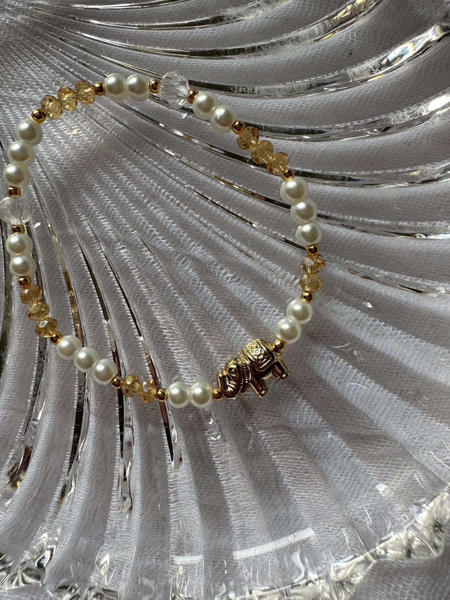 Perlenarmband mit Weißen Perlen und Goldenen Kristallperlen + Elefanten Anhänger - 10333