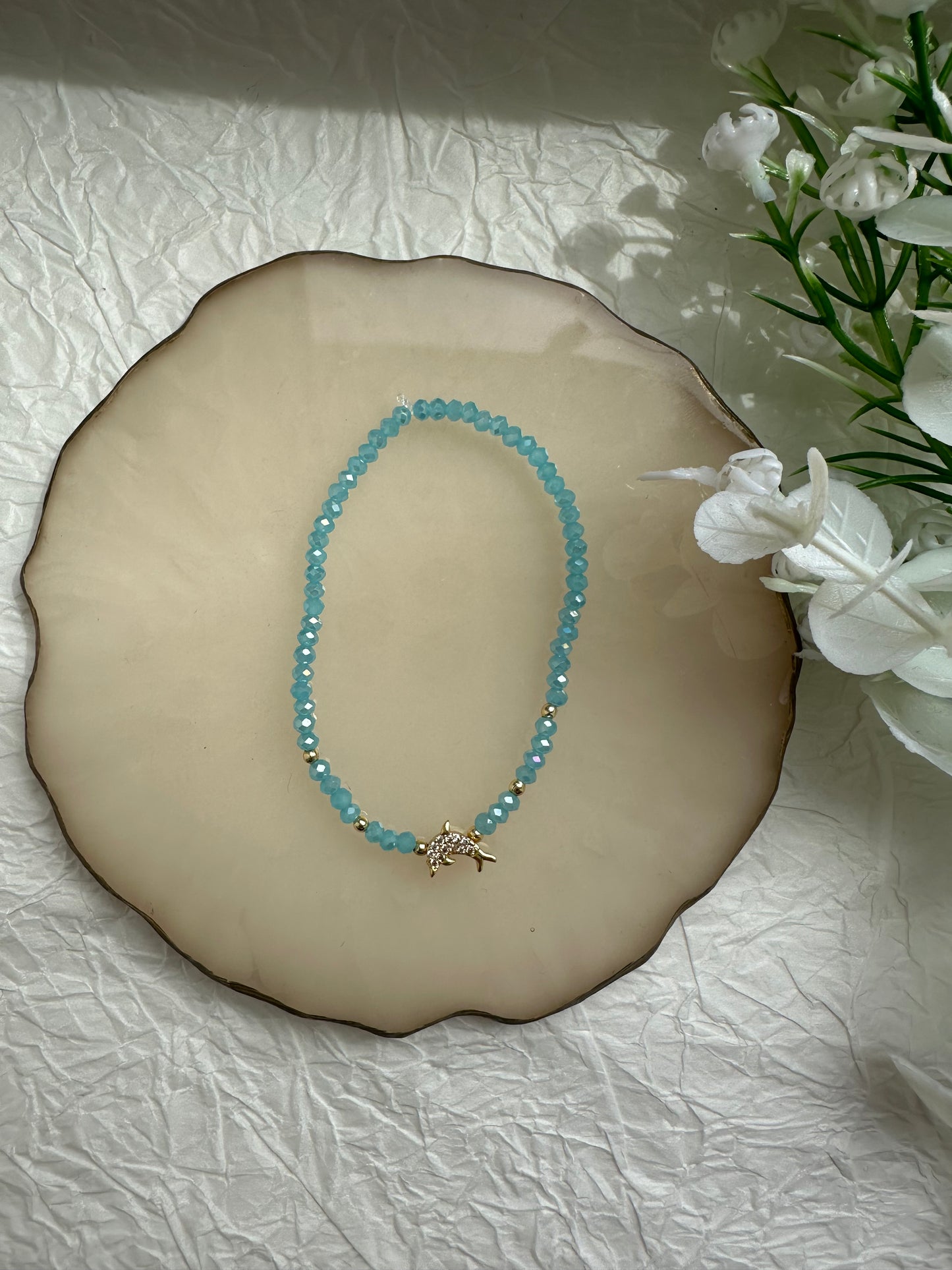 Perlenarmband mit Hellblauen Perlen und Delfin Anhänger - 10242