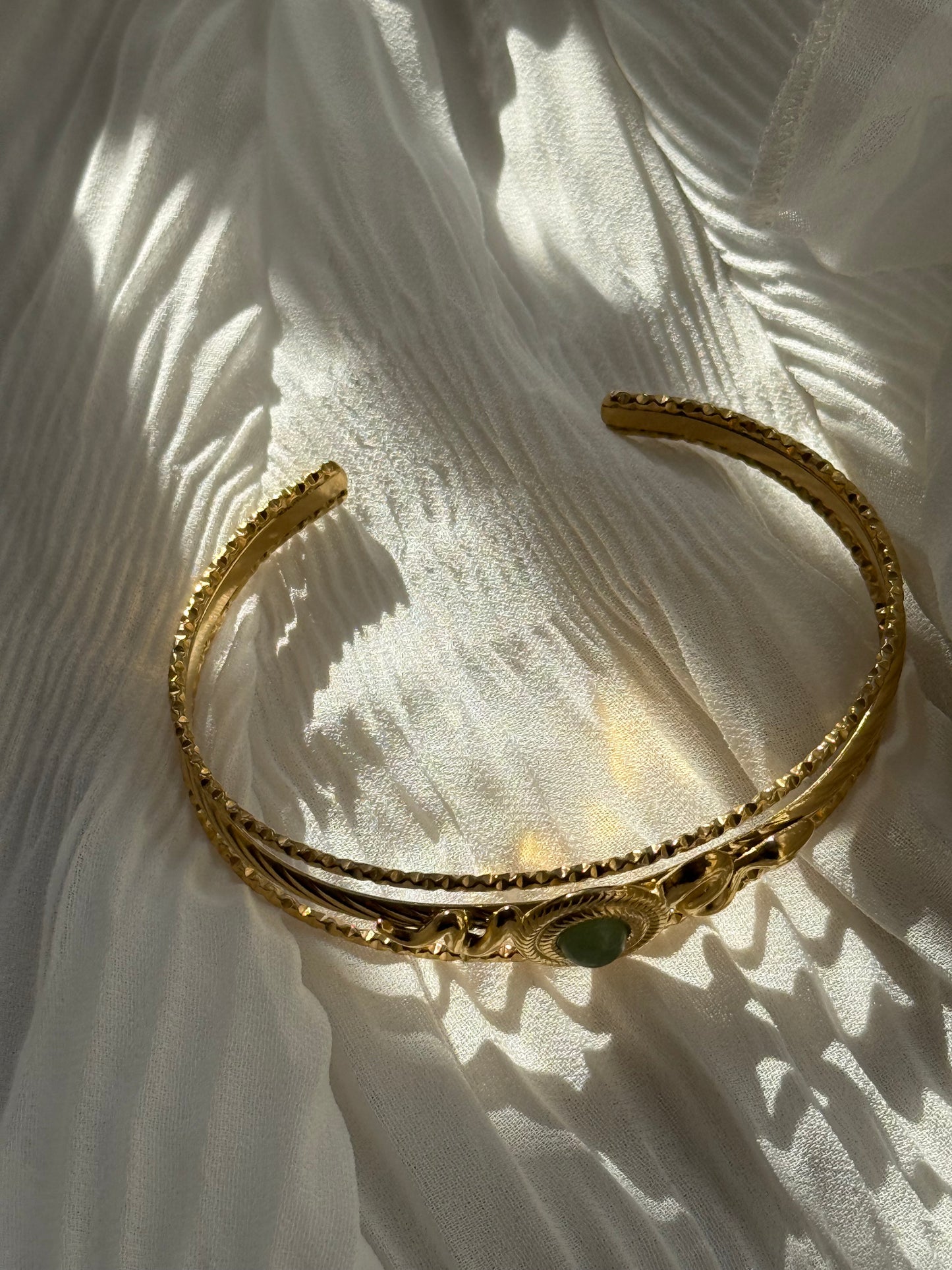 Goldener Armreif mit Grünem Stein - 11093