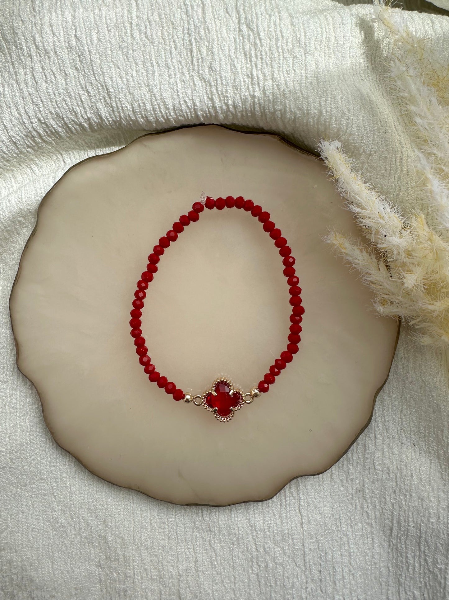 Perlenarmband mit Roten Kristallperlen und Kleeblatt Anhänger - 10310