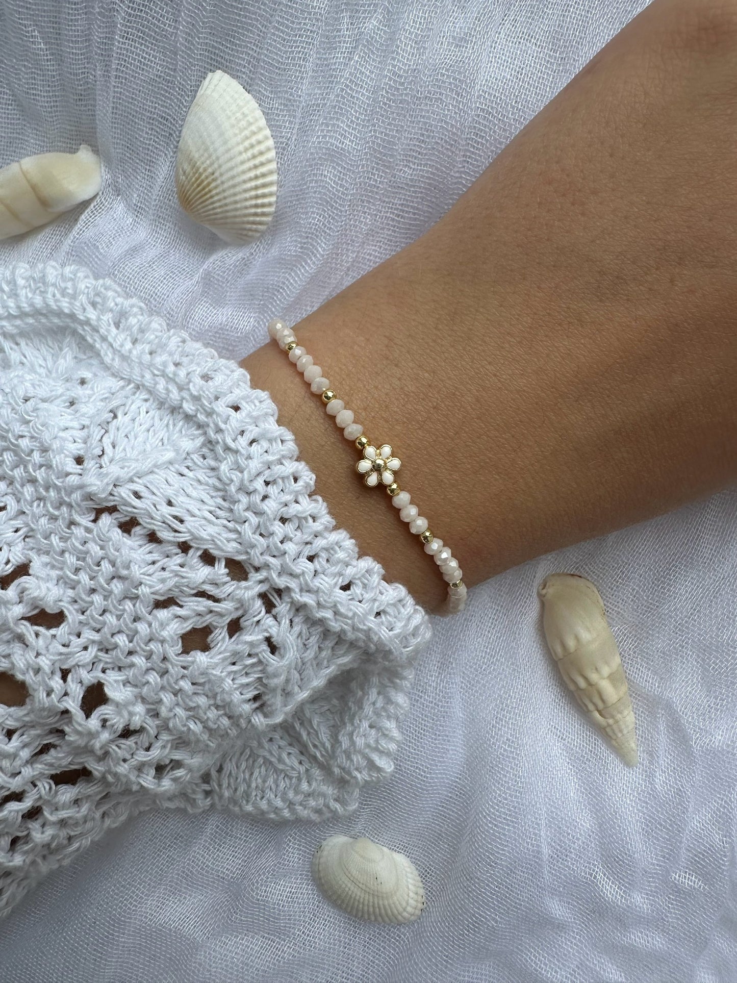 Perlenarmband mit Beigen Kristallperlen und Blumen Anhänger - 10456