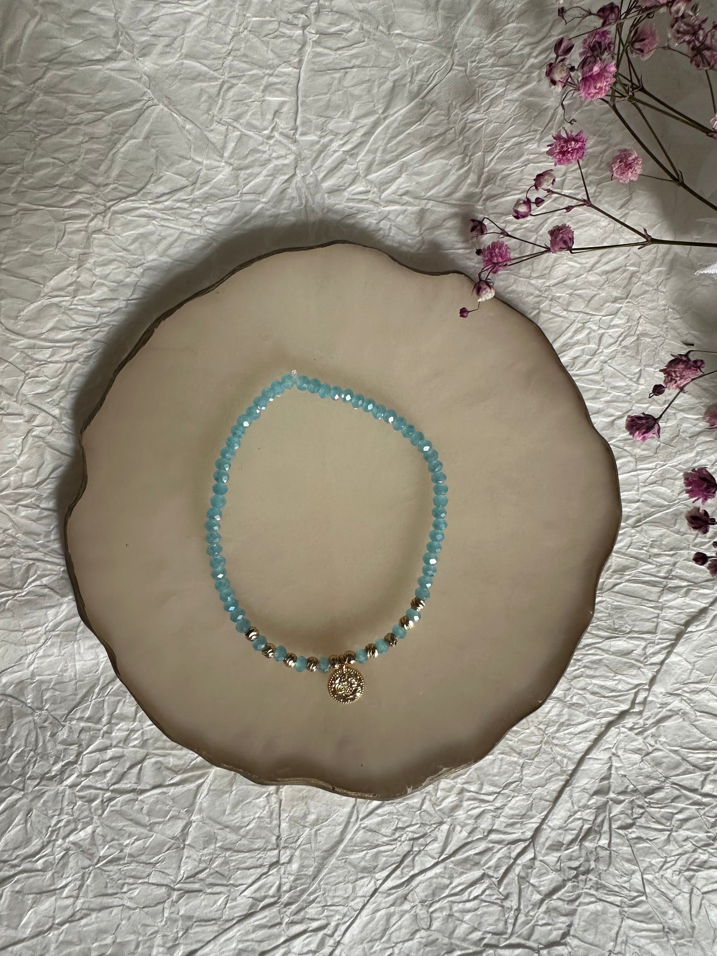 Perlenarmband mit Hellblauen Kristallperlen und Goldenen Taler Anhänger - 10365