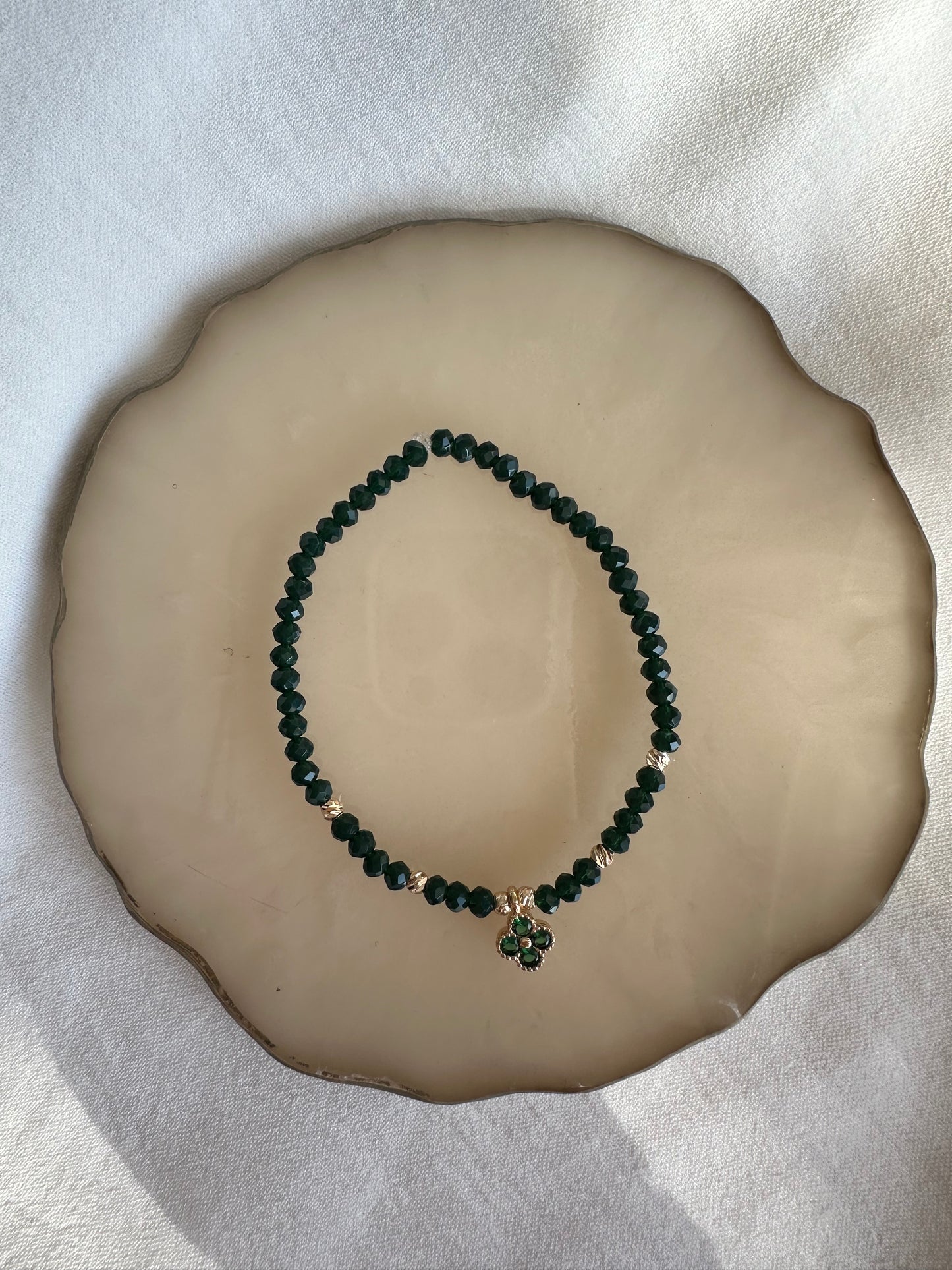 Perlenarmband mit Grünen Kristallperlen und Kleeblatt Anhänger - 10404