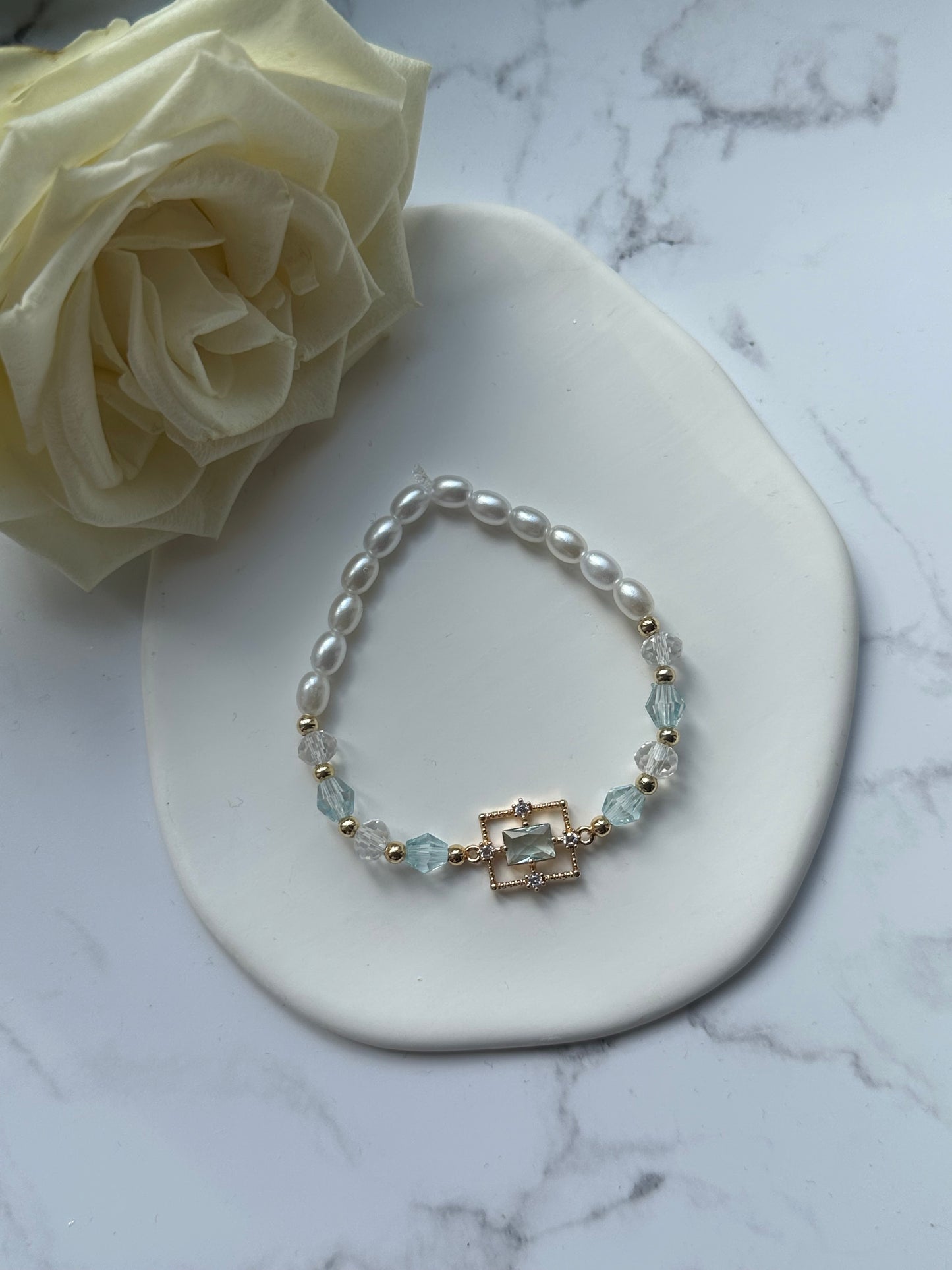 Perlenarmband mit Weißen Glasperlen, Blauen Kristallperlen und Goldenen Perlen + Zirkonia Anhänger - 10897