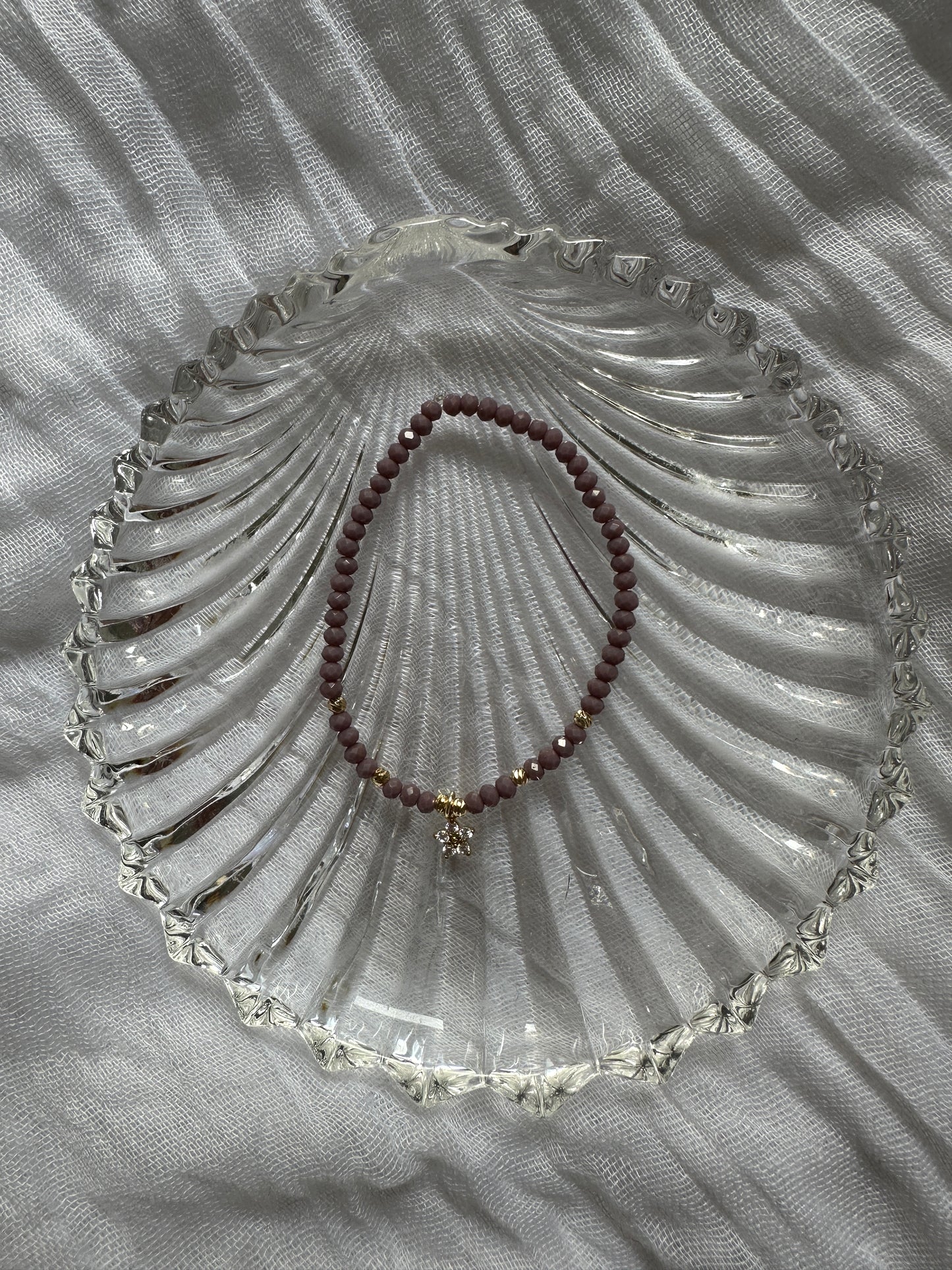 Perlenarmband mit taupe farbenen Kristallperlen und Zirkonia Blumen Anhänger - 10277