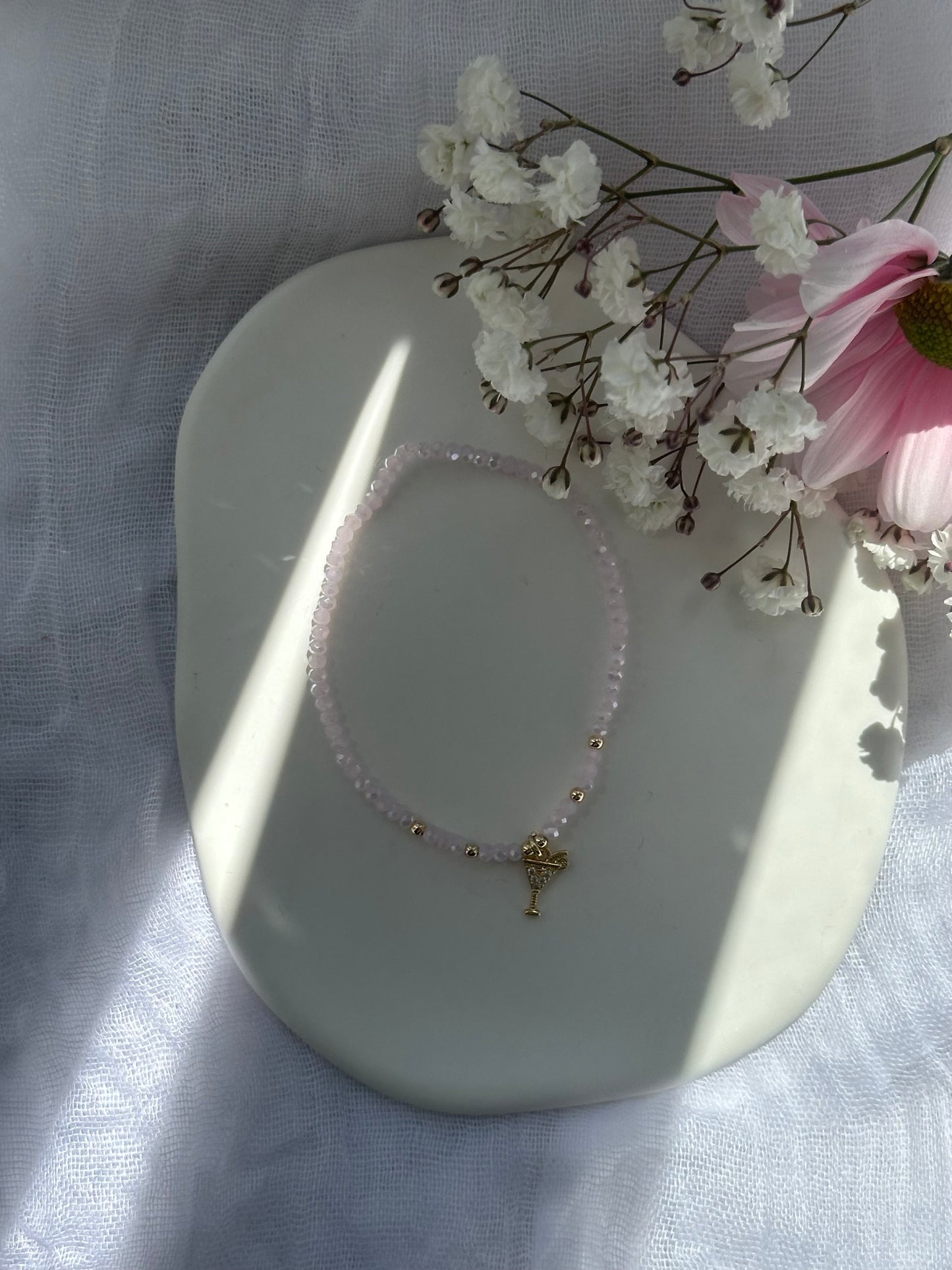 Perlenarmband mit Rosa Kristallperlen und goldenen Details + Coctail Anhänger - 10771