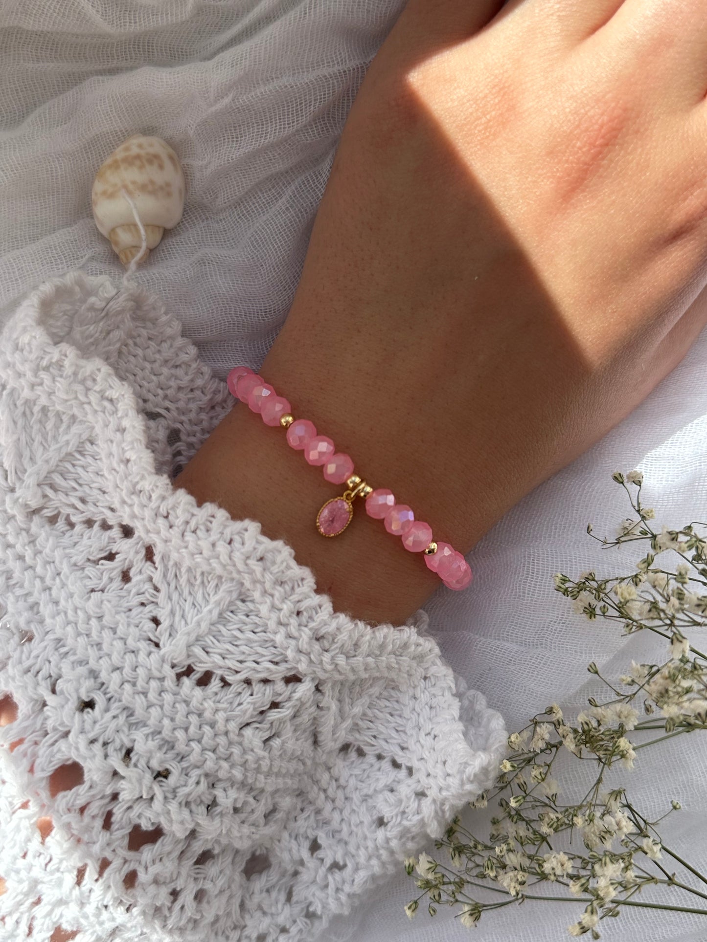 Perlenarmband mit Rosa Kristallperlen, goldenen Perlen und einem Anhänger - 10815