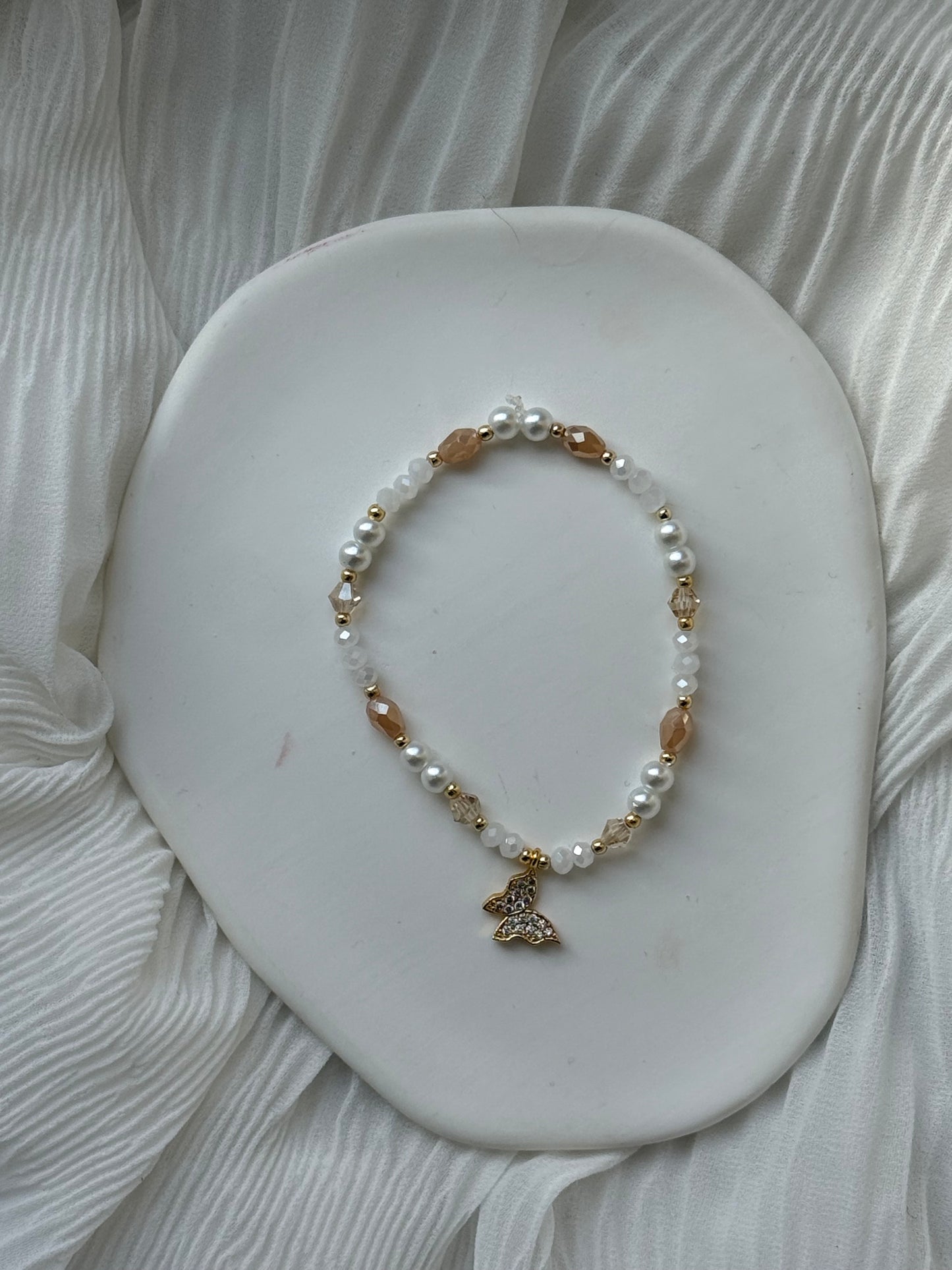 Perlenarmband mit Weißen Kristallperlen und Goldenen Perlen + Schmetterling Anhänger - 111214