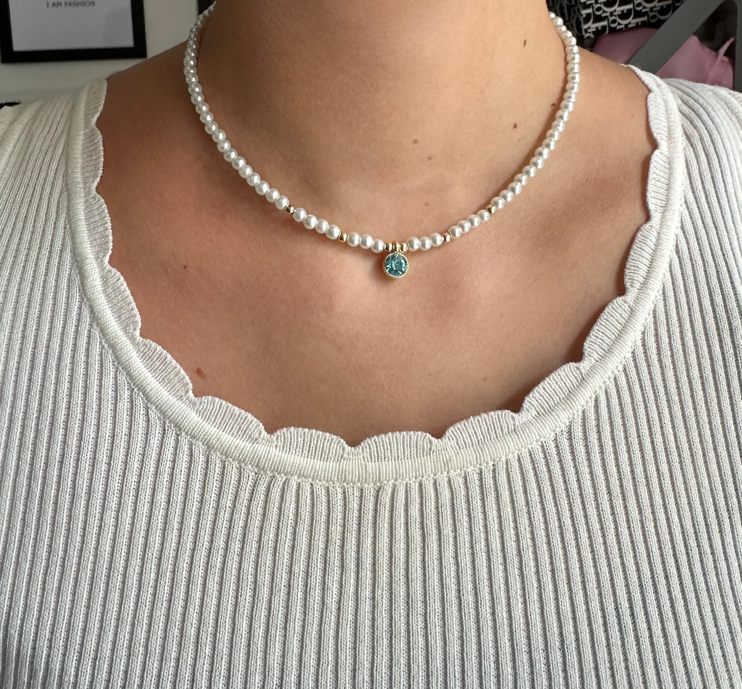 Perlenkette mit Weißen Perlen und Blauem Zirkonia Stein Anhänger - 10186