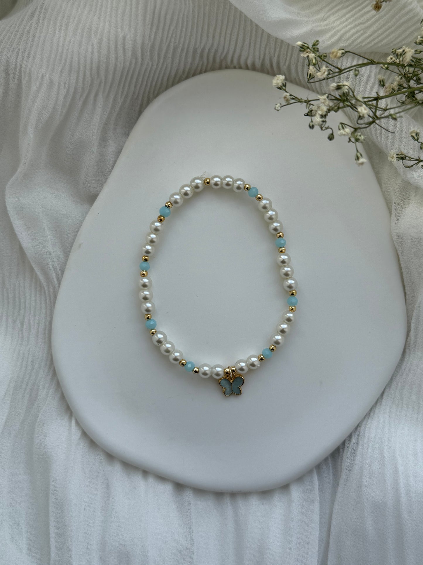 Perlenarmband mit Weißen Perlen, Blauen Kristallperlen + Goldenen Perlen + Schmetterling Anhänger - 2125