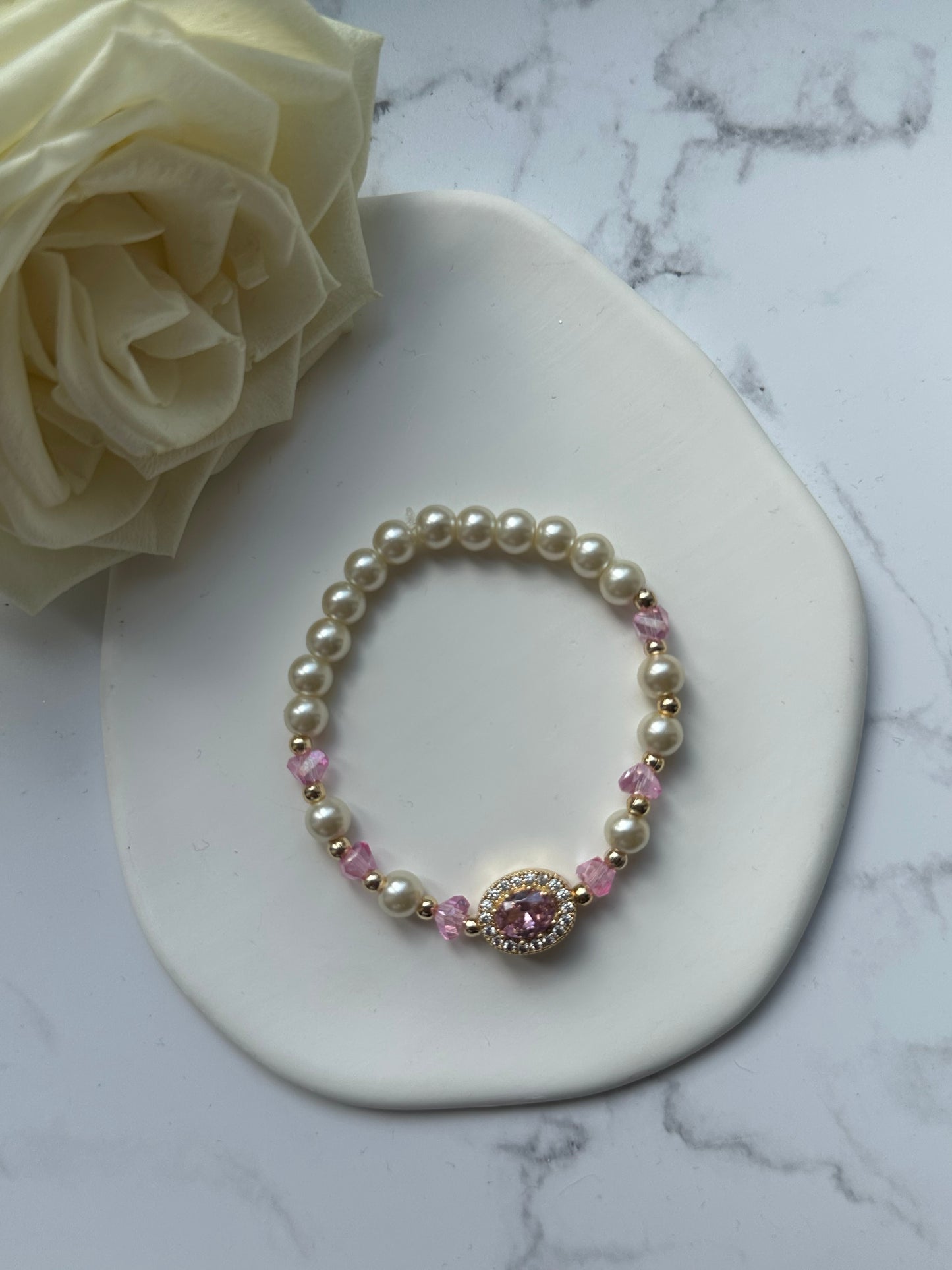 Perlenarmband mit Weißen Glasperlen, Rosa Kristallperlen und Goldenen Perlen + Zirkonia Stein Anhänger - 10882