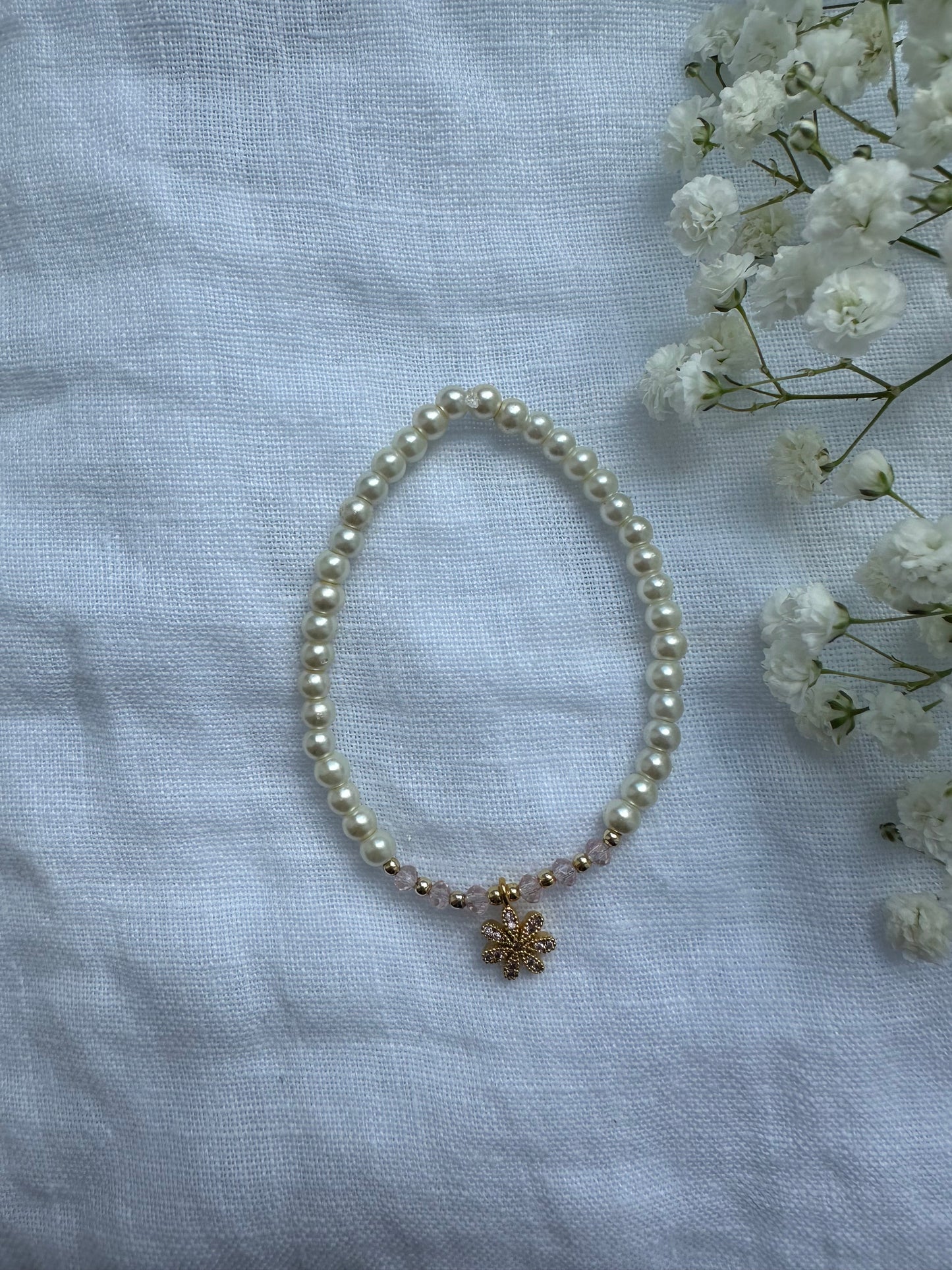 Perlenarmband mit Weißen und Rosé Kristallperlen und Blumen Anhänger - 10469