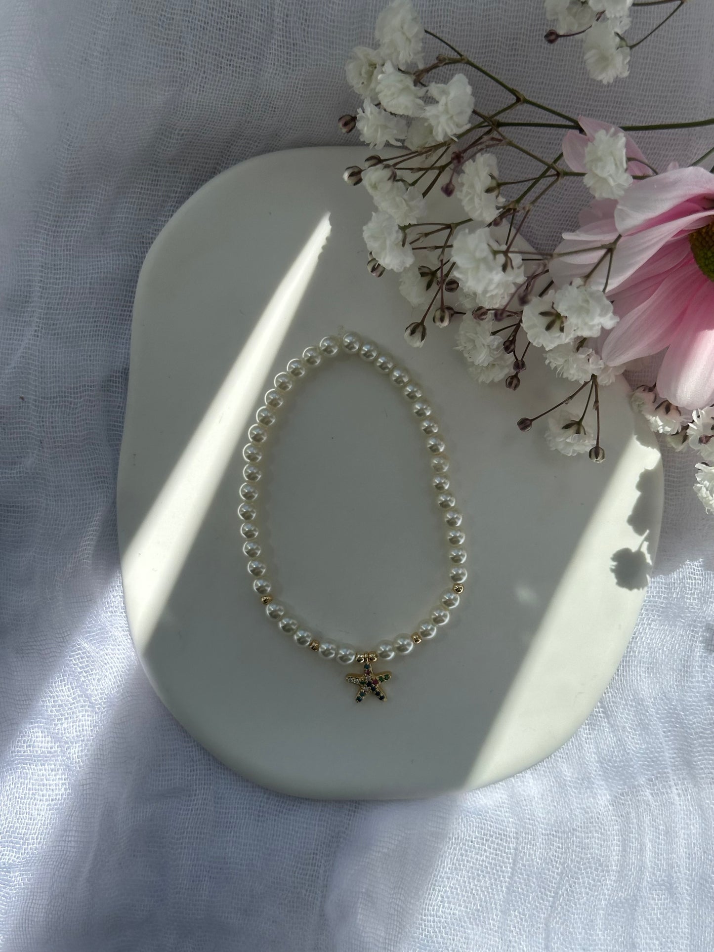 Perlenarmband mit Beigen Glasperlen und goldenen k Details + Zirkonia Muschel Anhänger - 10742