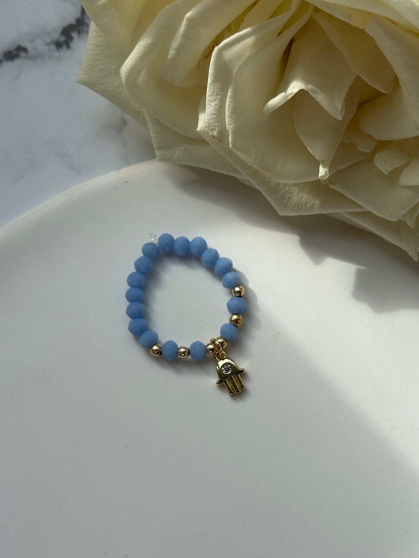 Perlenring mit Blauen Kristallperlen und goldenen Details + Fatimas Hand Anhänger - 10910