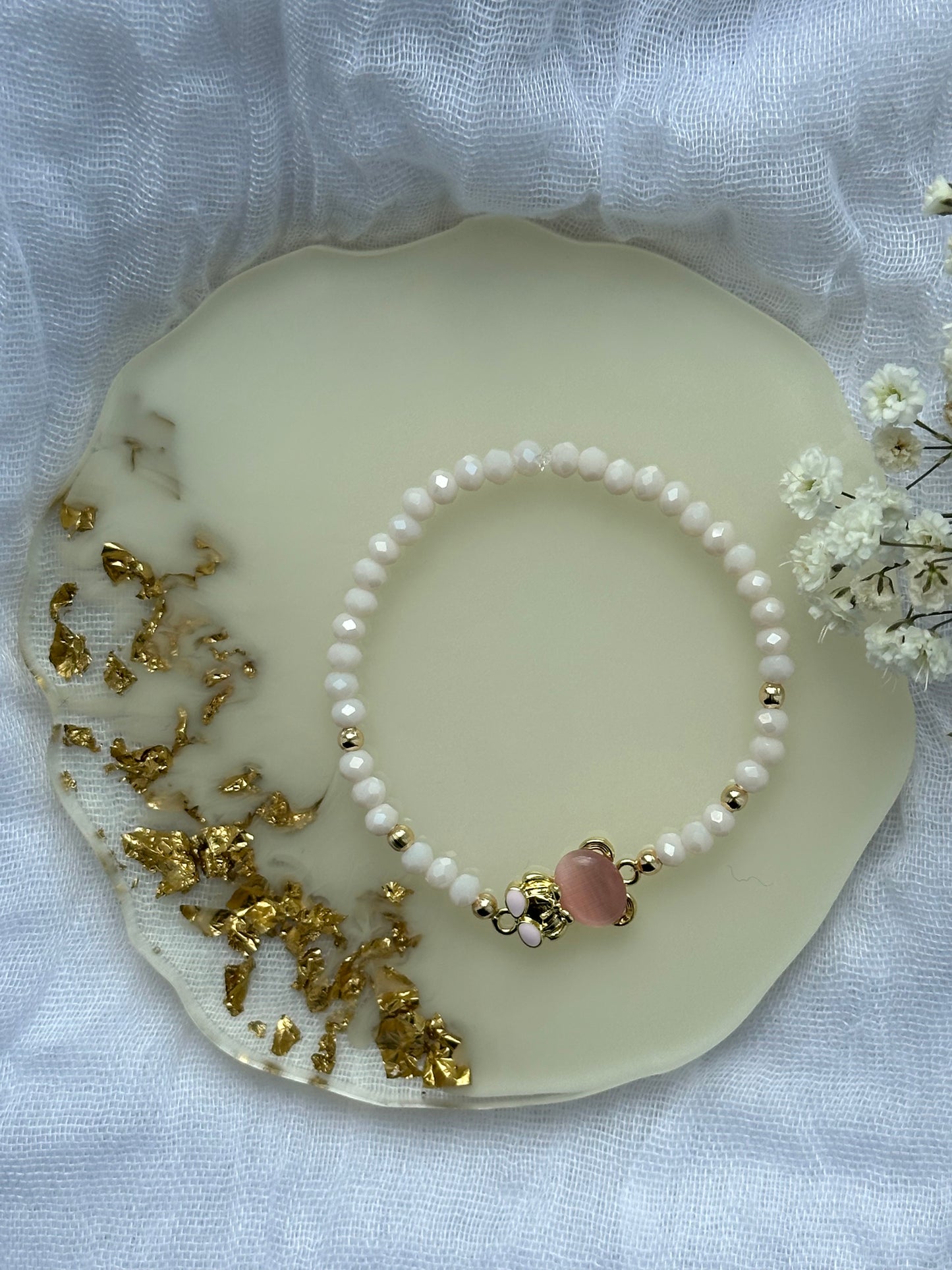 Perlenarmband mit Beigen Kristallperlen und Teddy Anhänger - 10497