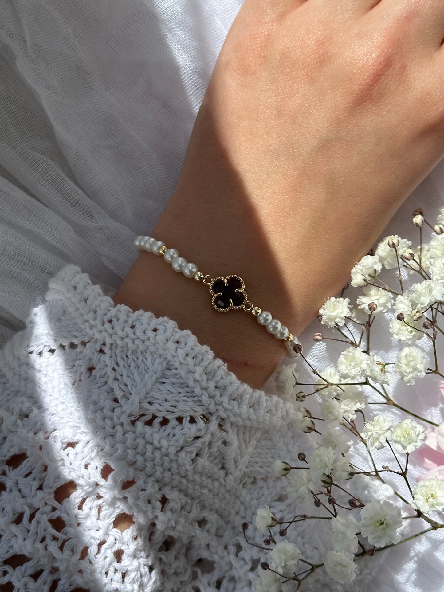 Perlenarmband mit Weißen Glasperlen und goldenen Details + Kleeblatt Anhänger - 10729