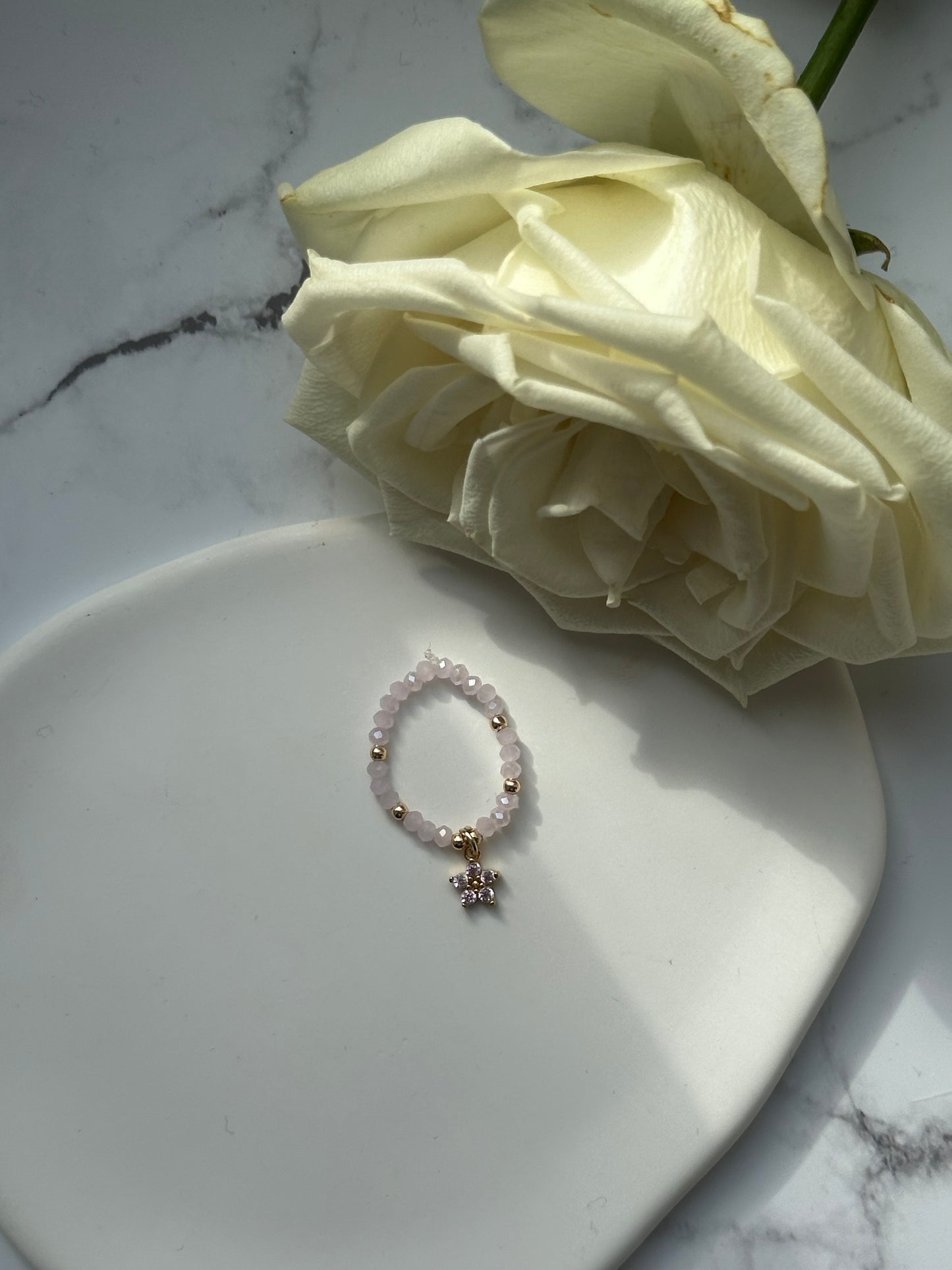 Perlenring mit Rosa Kristallperlen und goldenen Details + Blumen Anhänger - 10909