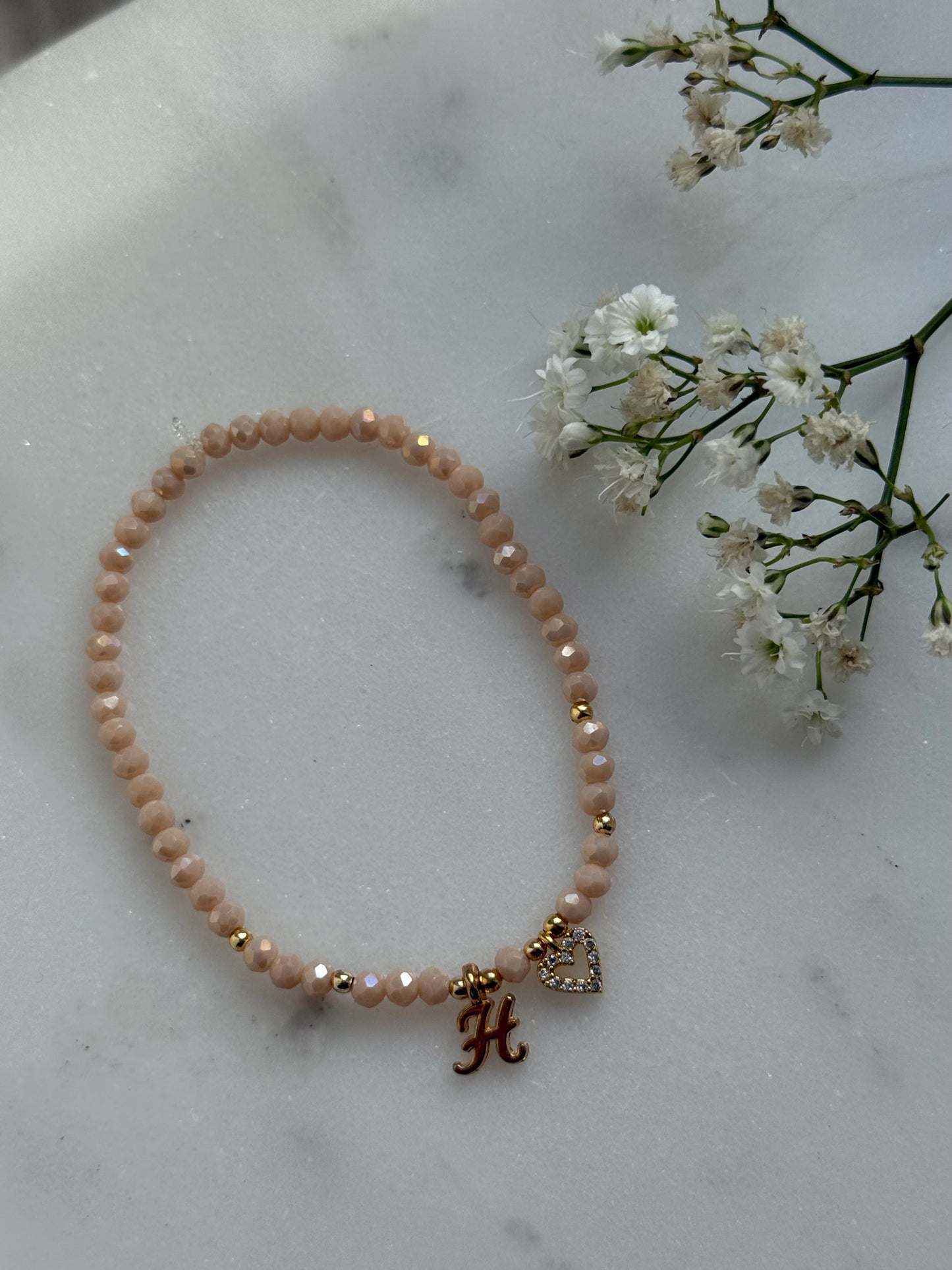 Perlenarmband personalisiert mit Beigen Kristallperlen, Goldenen Perlen + Herz Anhänger - 10981