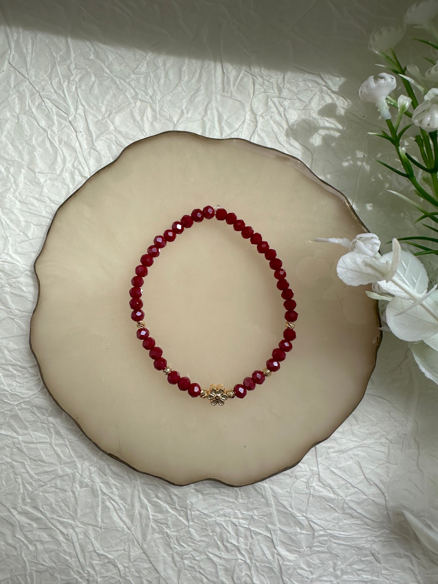 Perlenarmband mit Roten Perlen und Blumen Anhänger - 10364