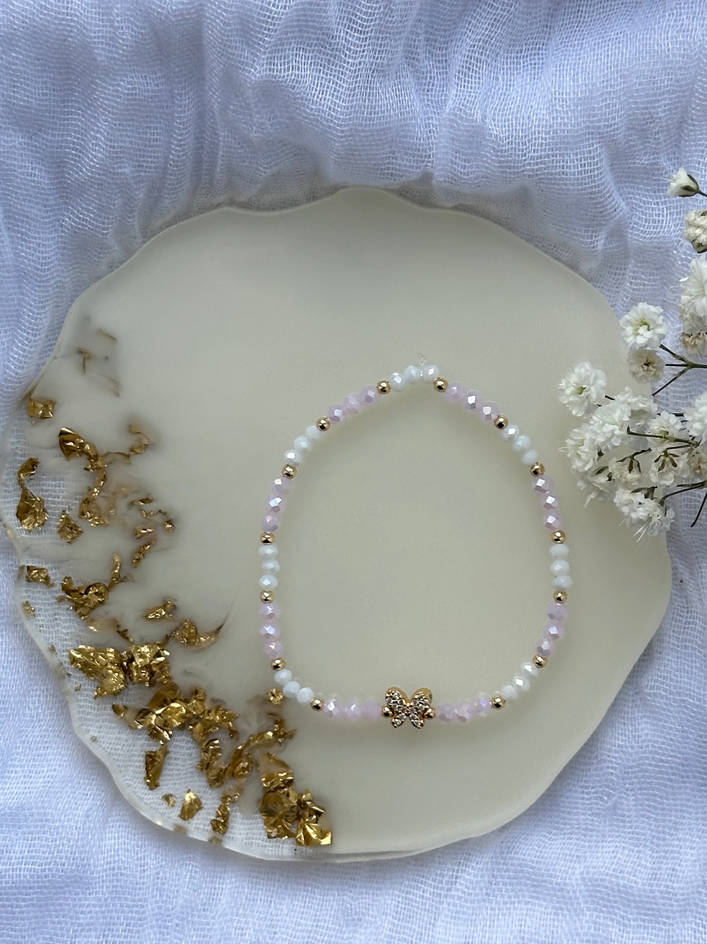 Perlenarmband mit Weißen und Rosa Kristallperlen und Zirkonia Schmetterling Anhänger - 10517