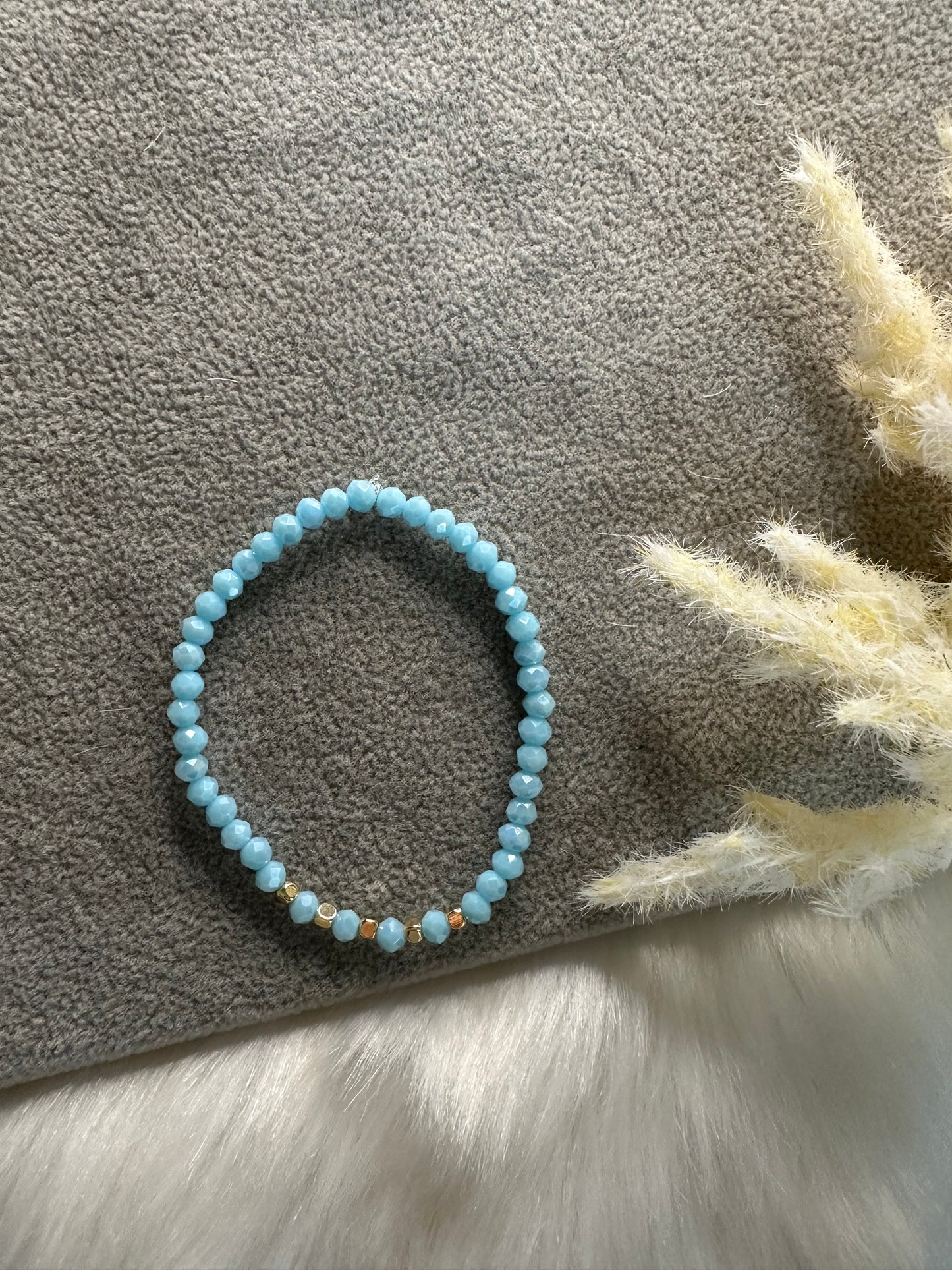 Perlenarmband mit Blauen Kristallperlen und goldenen Perlen - 10305