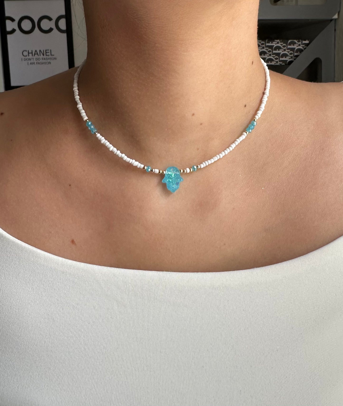 Perlenkette mit Weißen Perlen und Blauen Kristallperlen + Fatimas Hand - 10129